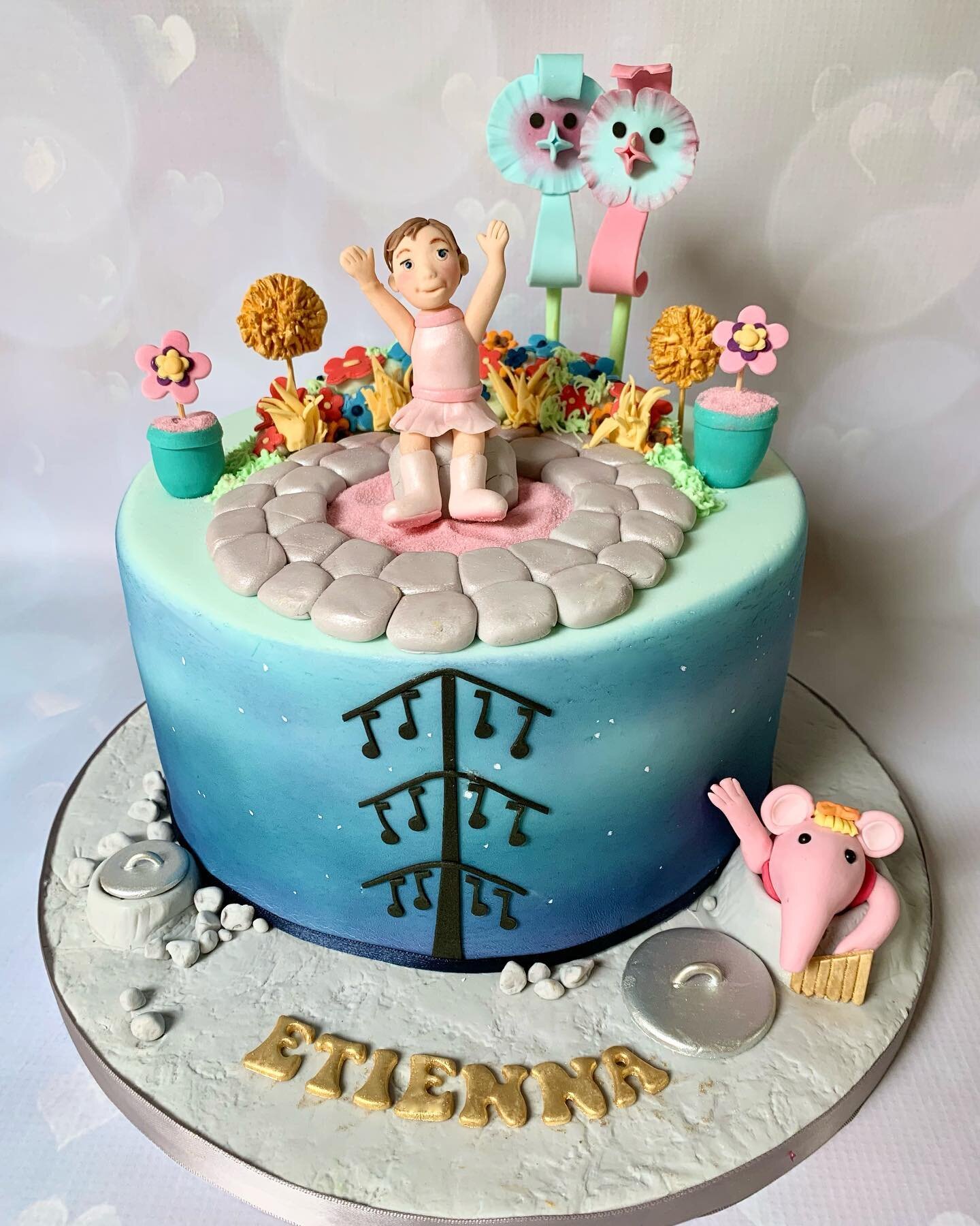 A Clangers themed cake for little Etiennas naming Ceremony. She is sat in Mother Clangers garden with music trees and singing flowers. Tiny Clanger also popping out with her pipe to say hello!
Have a wonderful day xxx
#theclangers #noveltycakes #chil