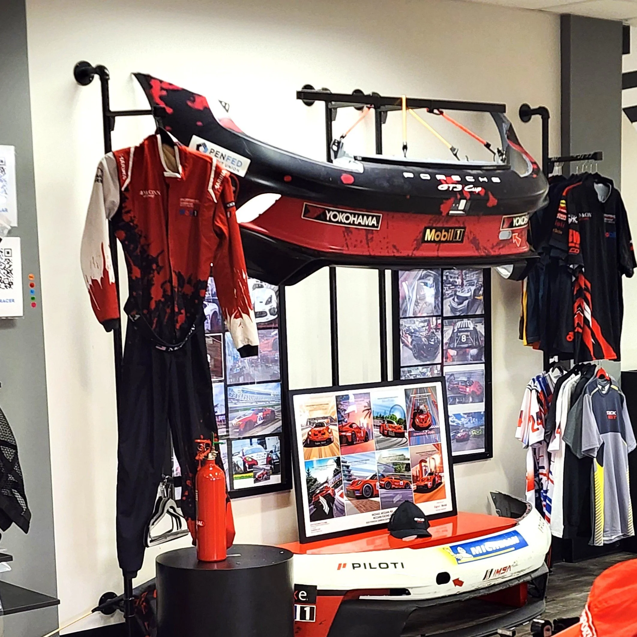 McCann Racing 2025 presented a complete look with a suit and shirts that reflected the cars wrap