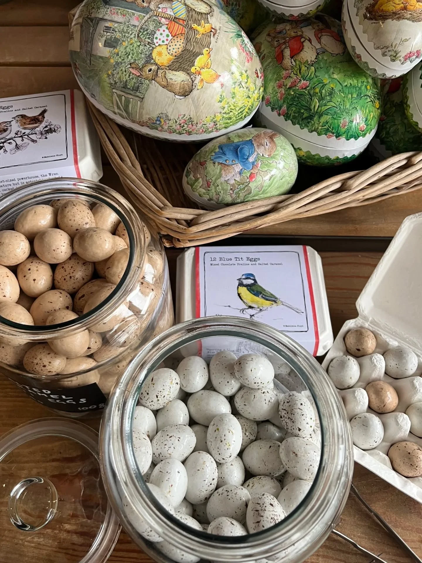 Delicious Easter treats 👌 These irresistible mini chocolate Easter eggs are made with a layer of milk and dark chocolate, filled with salted caramel or hazelnut praline and wrapped in a fine sugar shell 🐣