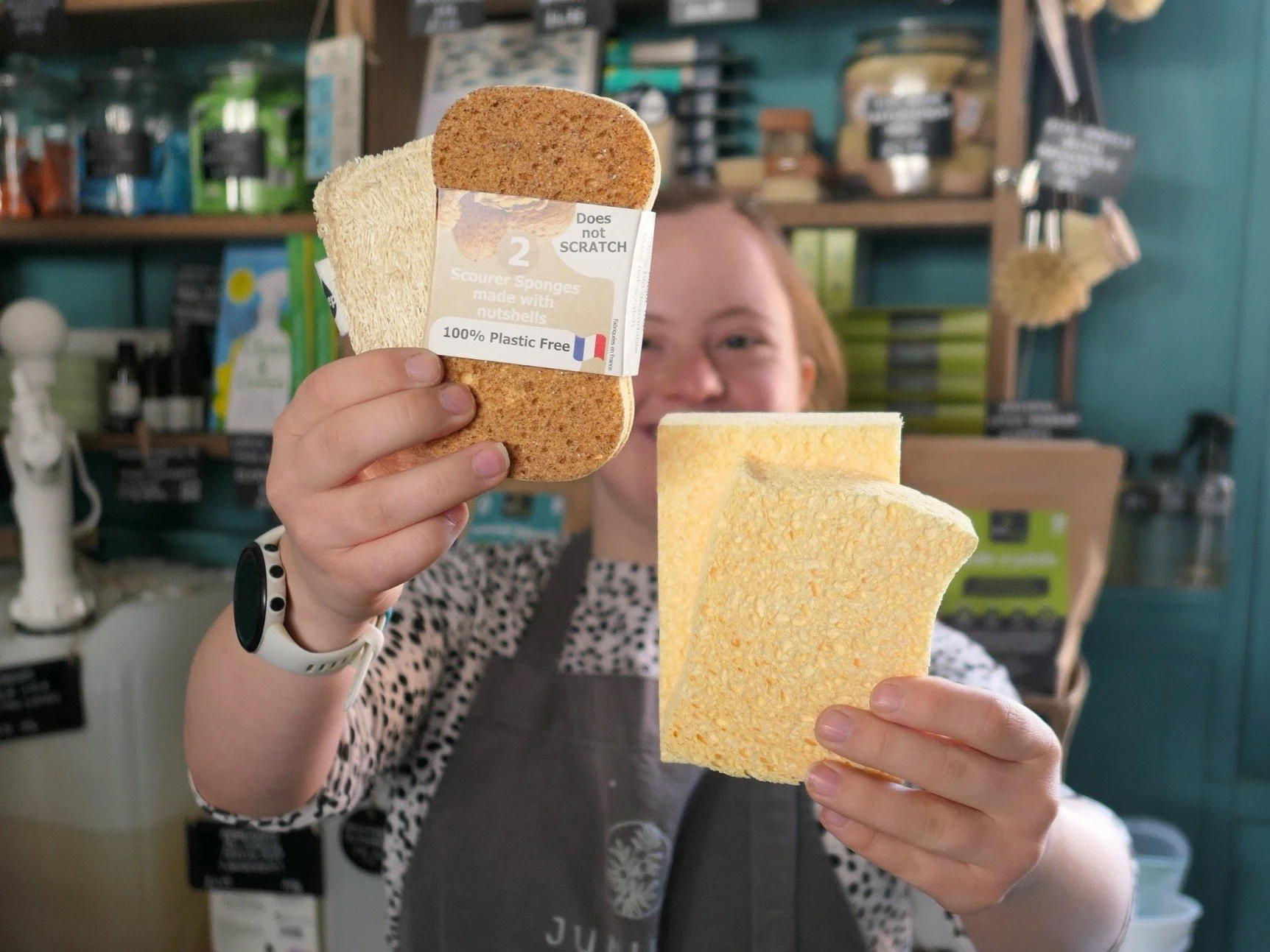 Small swap, big difference 🌿🧽 Kitchen sponges might seem small, but many contain plastic and can shed tiny microplastics over time. We stock simple alternatives made from natural wood cellulose and cotton, including versions with a scrubby loofah o