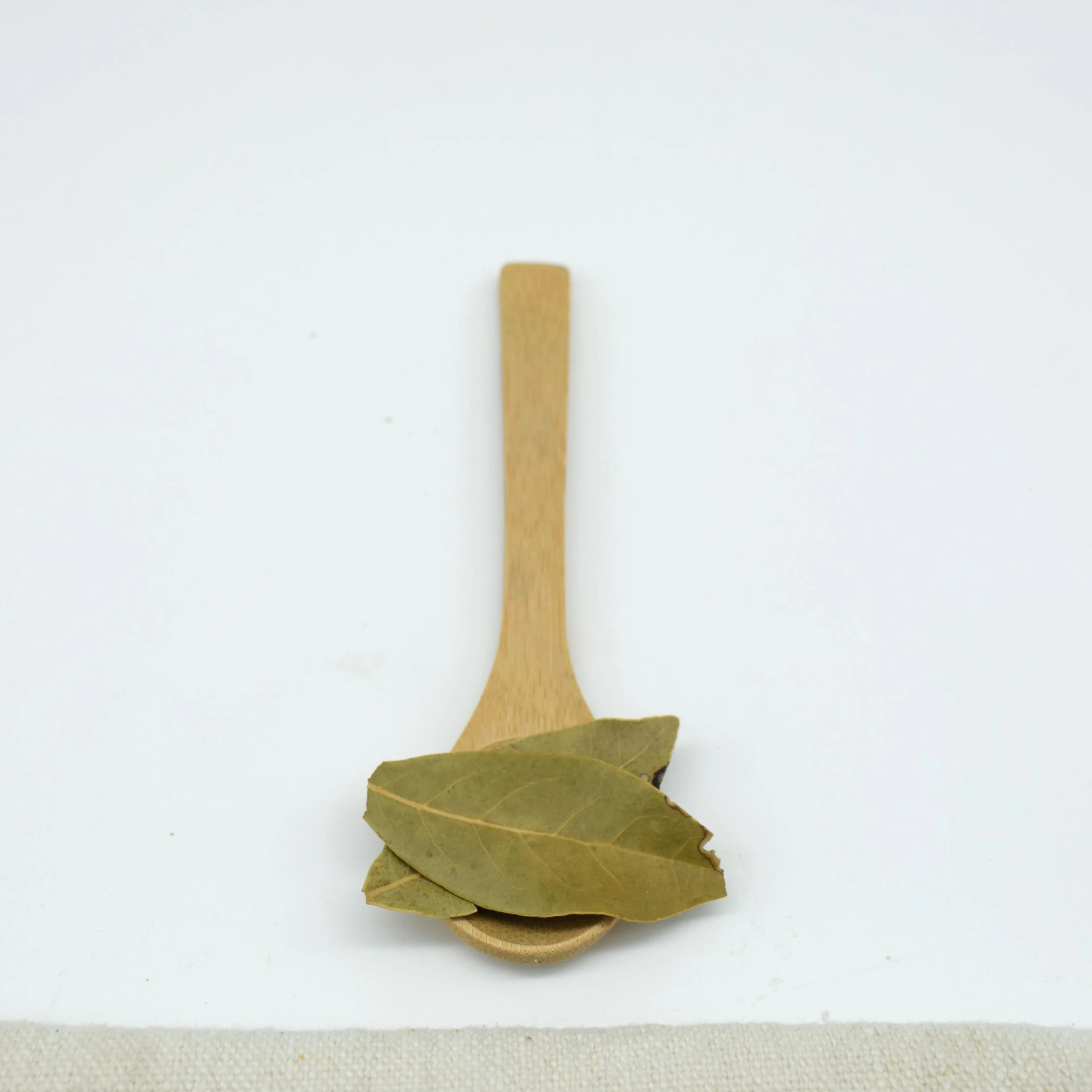 organic dried bay leaves
