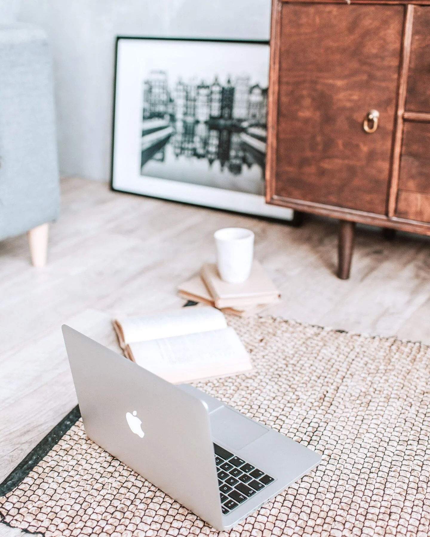Anyone else like working on the floor sometimes? 🤣💻 Spending the afternoon making plans for the week ahead to cure the Sunday scaries. Love writing out goals, to-do lists, and honestly just scrolling through Pinterest for some inspiration 😜 Happy 