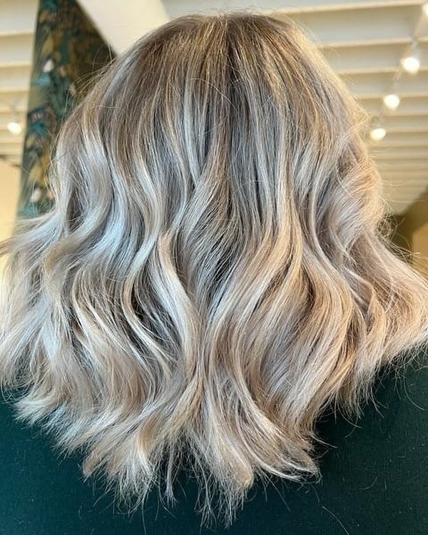 It&rsquo;s time for the annual summer brightening + summer chop &mdash; springtime appointments are our favorite and we love seeing how each of our clients embrace their natural beauty when the sun comes back out. 
⠀⠀⠀⠀⠀⠀⠀⠀⠀
Loving this from @liv.the
