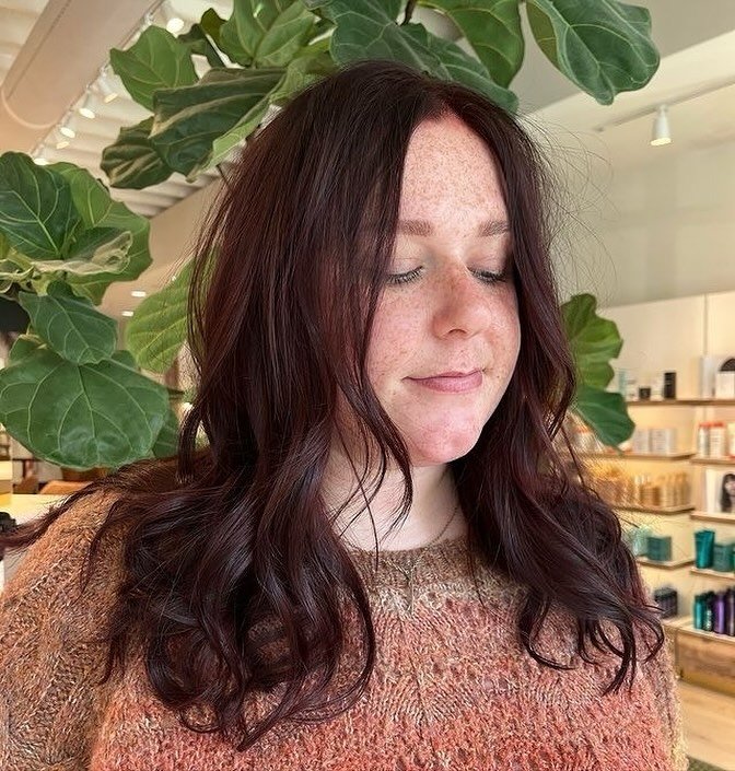 This color is magical! @sarah.themae, killing it as always. Has anybody else been into finding your season and color palette recently? Feels like this color was made for this client!