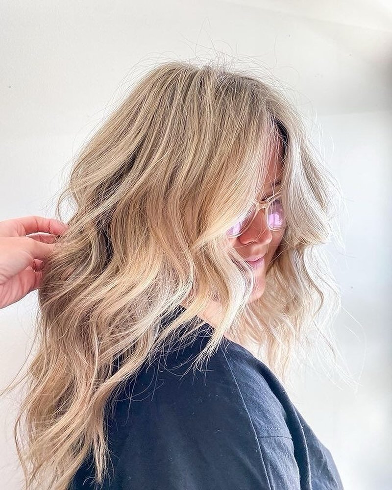 Bright blonde for the summer by @shannon.themae and we're loving these layers and beach waves!