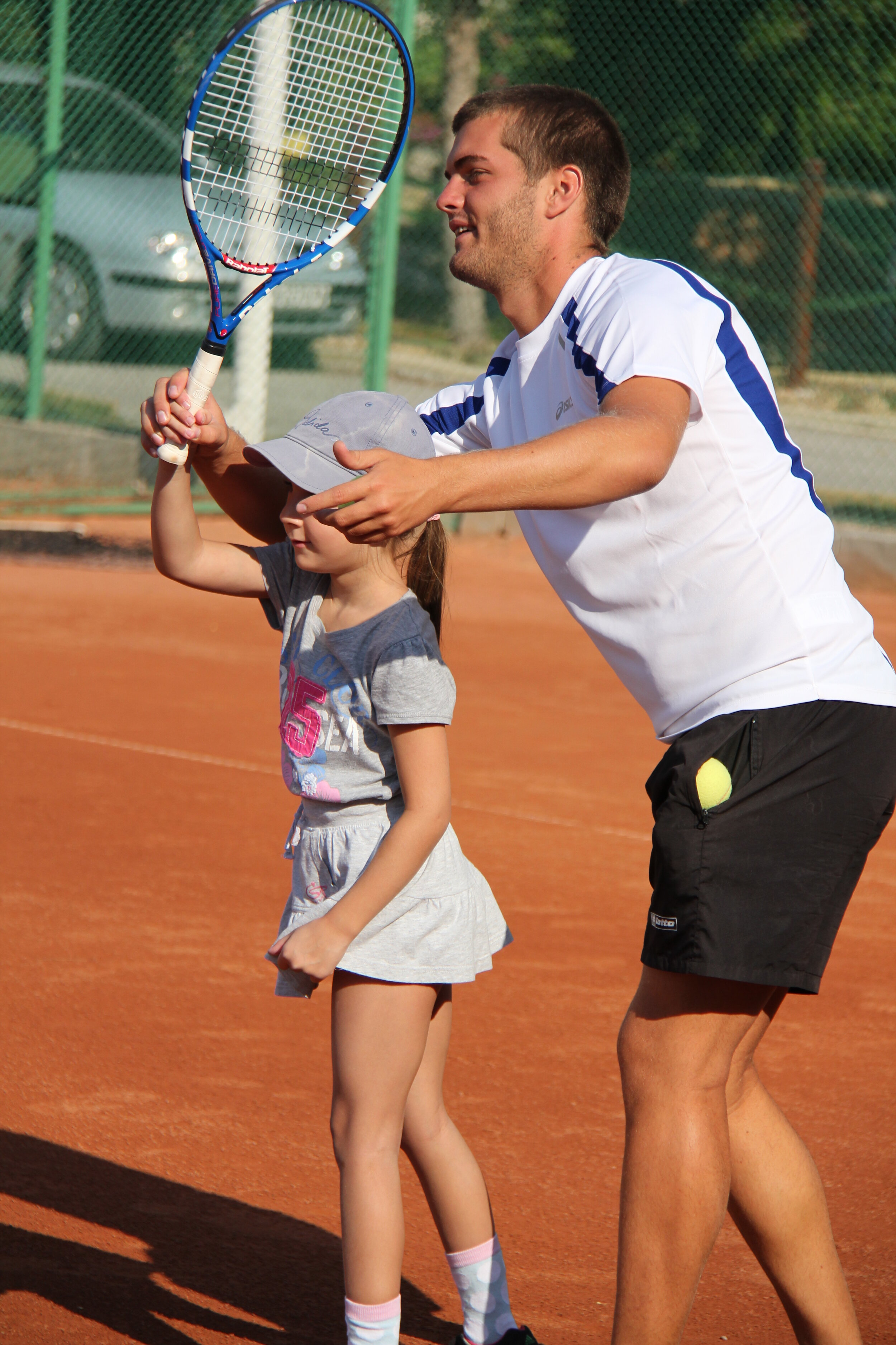 Barn som lär sig tennis