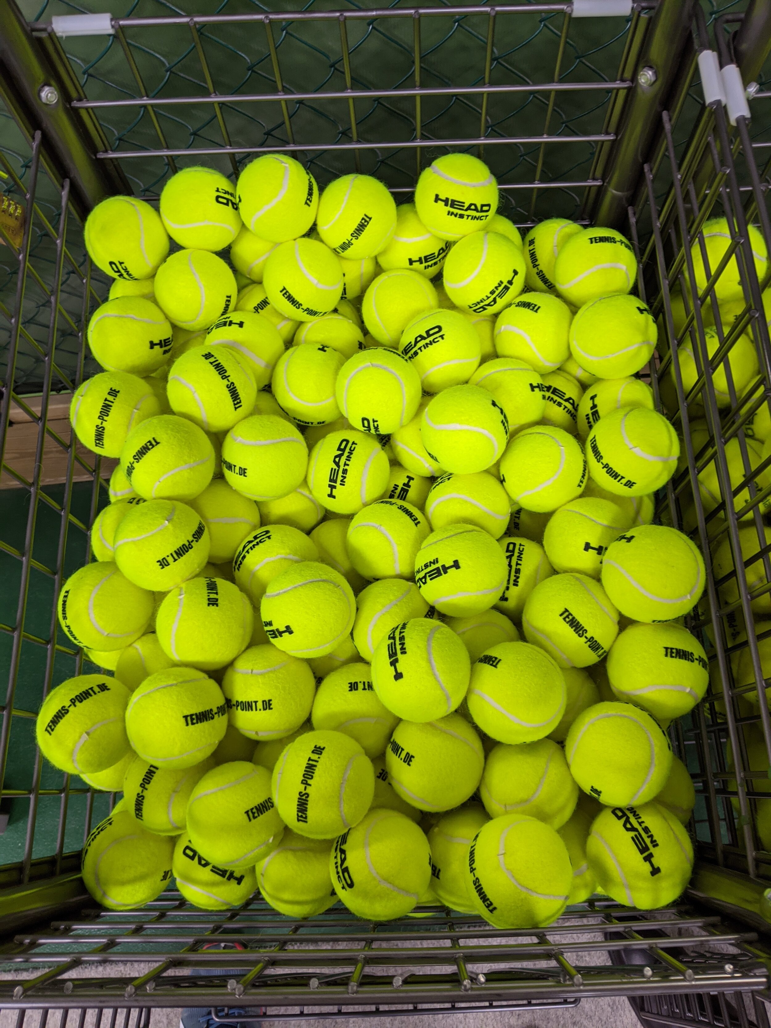 Fräscha nya tennisbollar för STS!