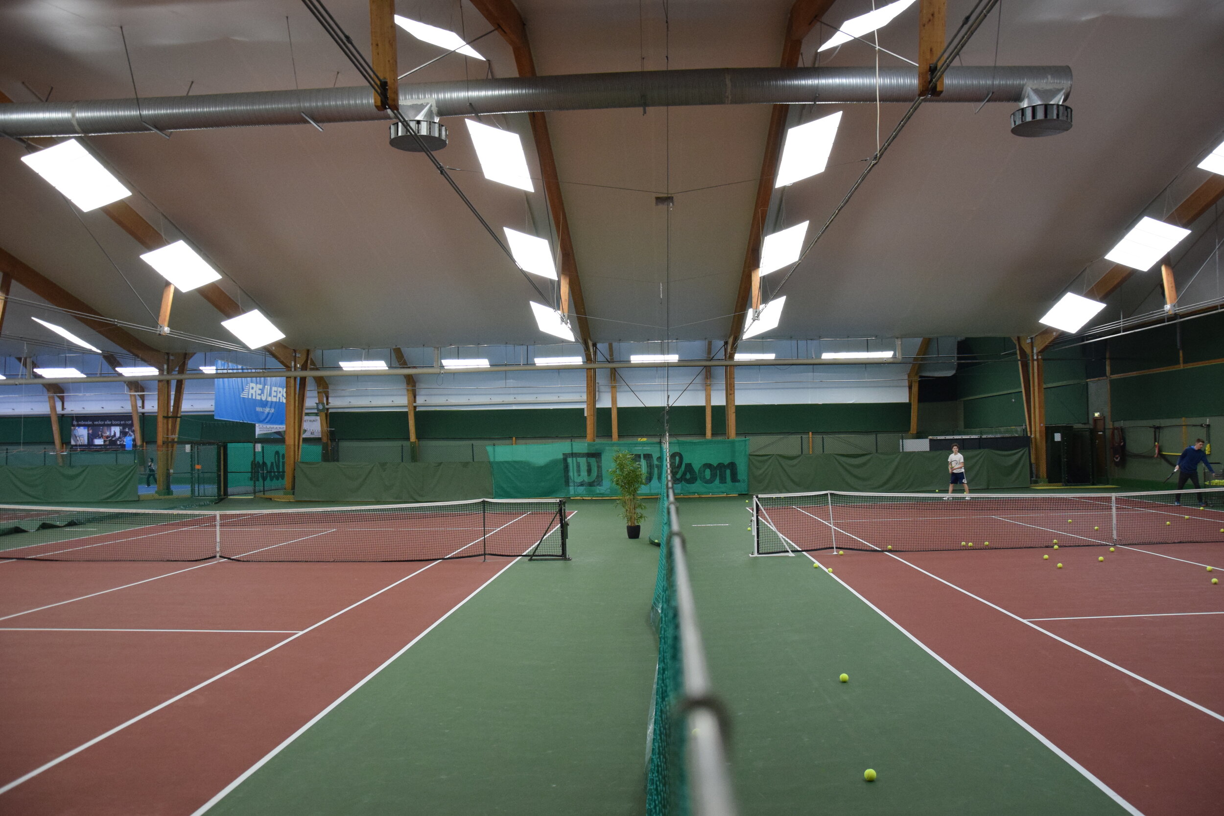 En till bild av banorna i Stockholms Tennishall i Kristineberg