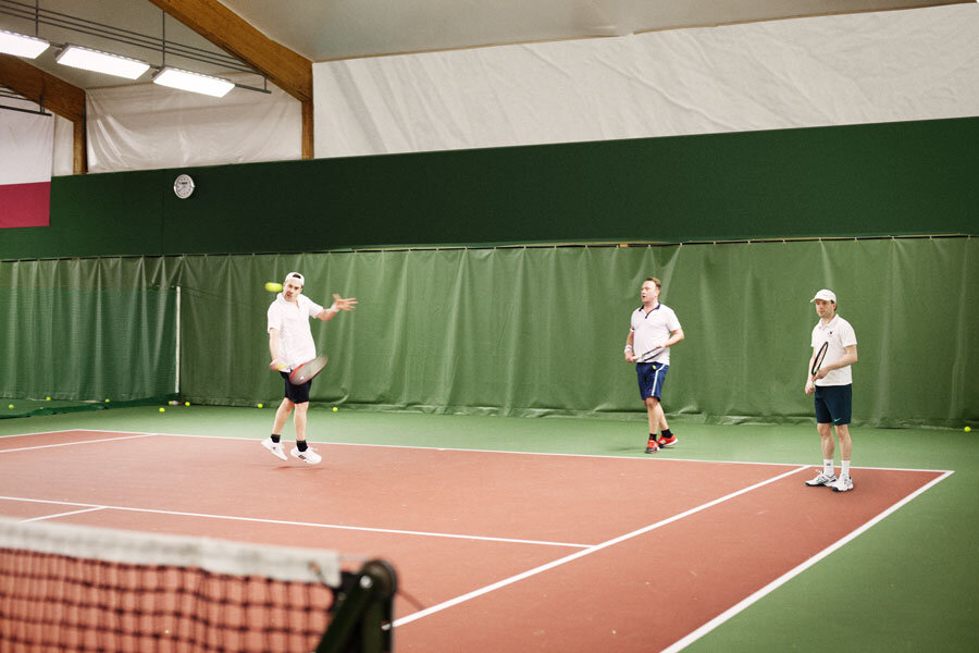 Vänner som spelar tennis i Stockholms Tennishall