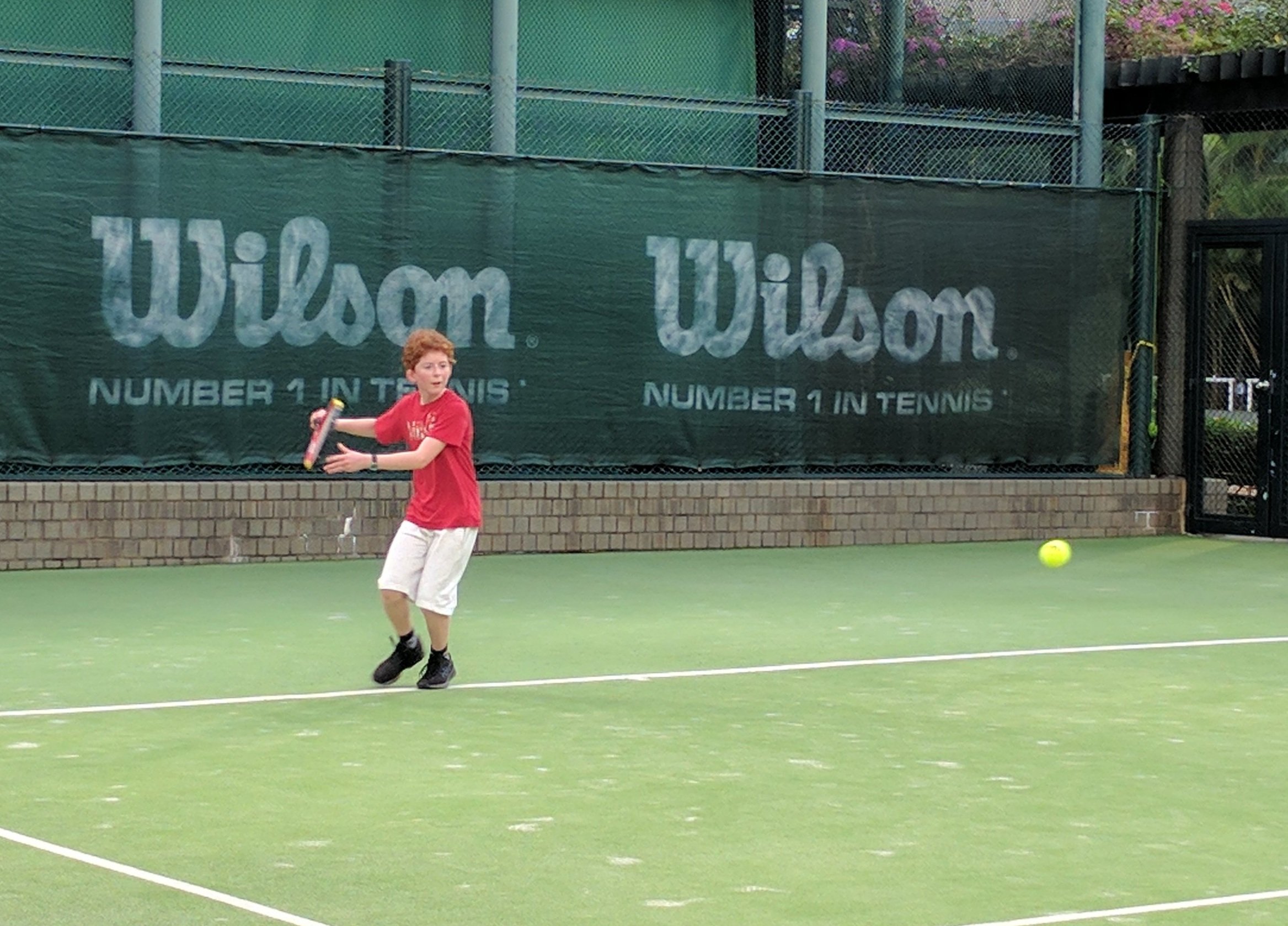 Adam Gutniak spelar tennis på gräsbanor, Indien