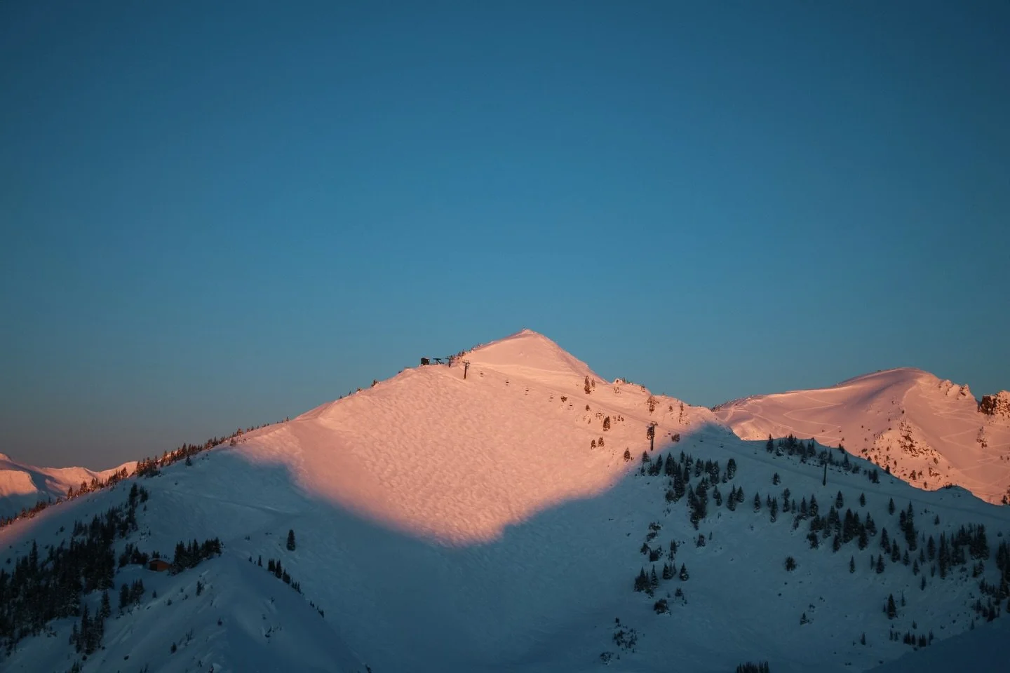 Happy opening day, @kickinghorsemtn ❄️ Wishing you all deep turns and blower pow!

We&rsquo;re celebrating with a couple steep beer specials 🏂 with pours of Multi-Pitch Pineapple Gose and Blower Pow IPA for only $5.50 

See you for apr&egrave;s! 🍻