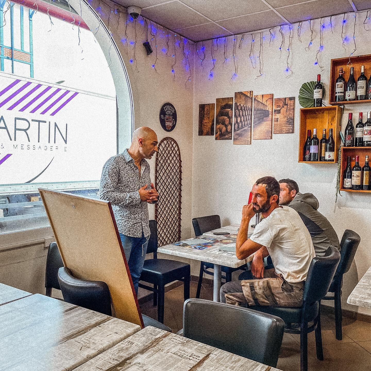 Profitez de notre grande salle pour  vos d&eacute;jeuner chez @le_bargaim .
Notre coin brasserie/restaurant vous propose des plats fait maison .