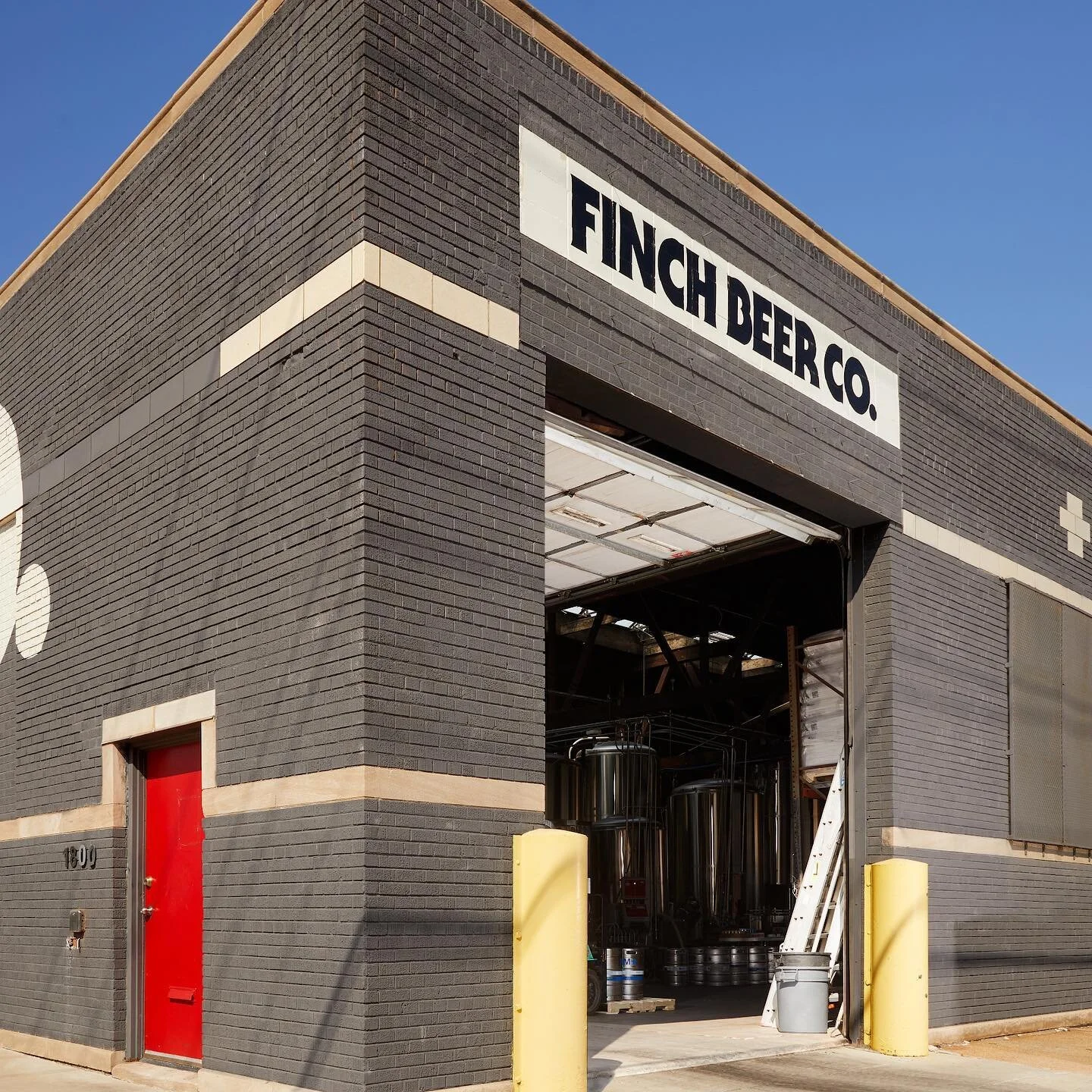 The temps outside may be dropping, but as long as the brews are flowing and the sun is shining, it&rsquo;s all gonna be okay.

#drinklocal #chicagobeer #finchbeer #chicagocraftbeer