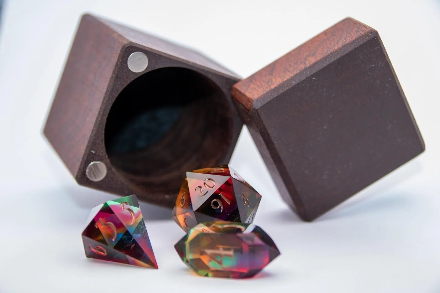 SHOP DROP IN A FEW HOURS! 

There are a bunch of dice boxes made by @knot_wright_workshop available in my shop drop tonight! Snag some, they are SO fun to roll advantage d20s with 😍☺️