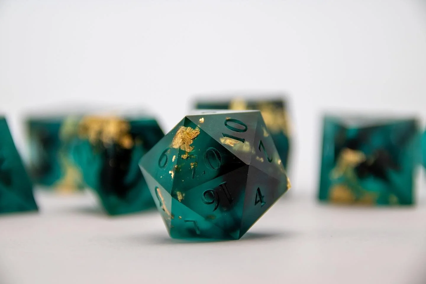 🐉 𝖁𝖔𝖆𝖗𝖆𝖌𝖍𝖆𝖒𝖆𝖓𝖙𝖍𝖆𝖗&rsquo;𝖘 𝕸𝖊𝖗𝖊 🐉
⠀
The campaign of Tyranny of Dragons that I play in is almost over! To celebrate, I remade this set but matte. Should I ink it gold or black? 
 ıllıllııllıllıllııllıllıllııllıllıllııllıllıllııllı