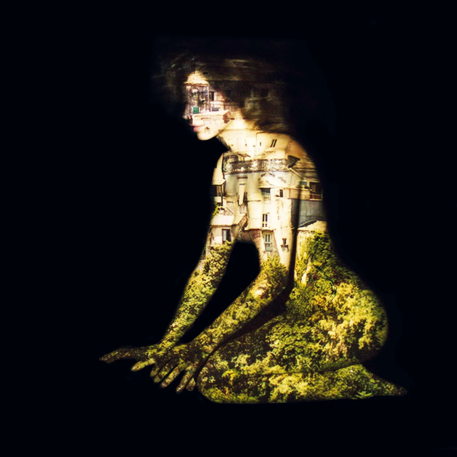 LIKE TATTOO — MADONE : figure et projections colorées sur fond noir, œuvre de Véronique Tarka
