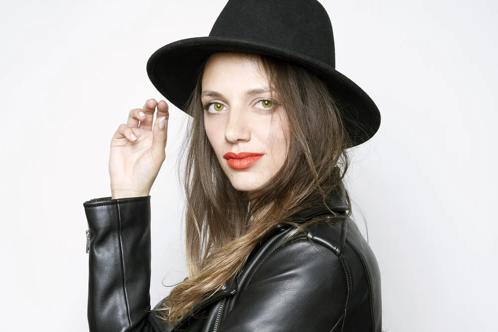 Portrait de Victoire au chapeau noir, par Véronique Tarka