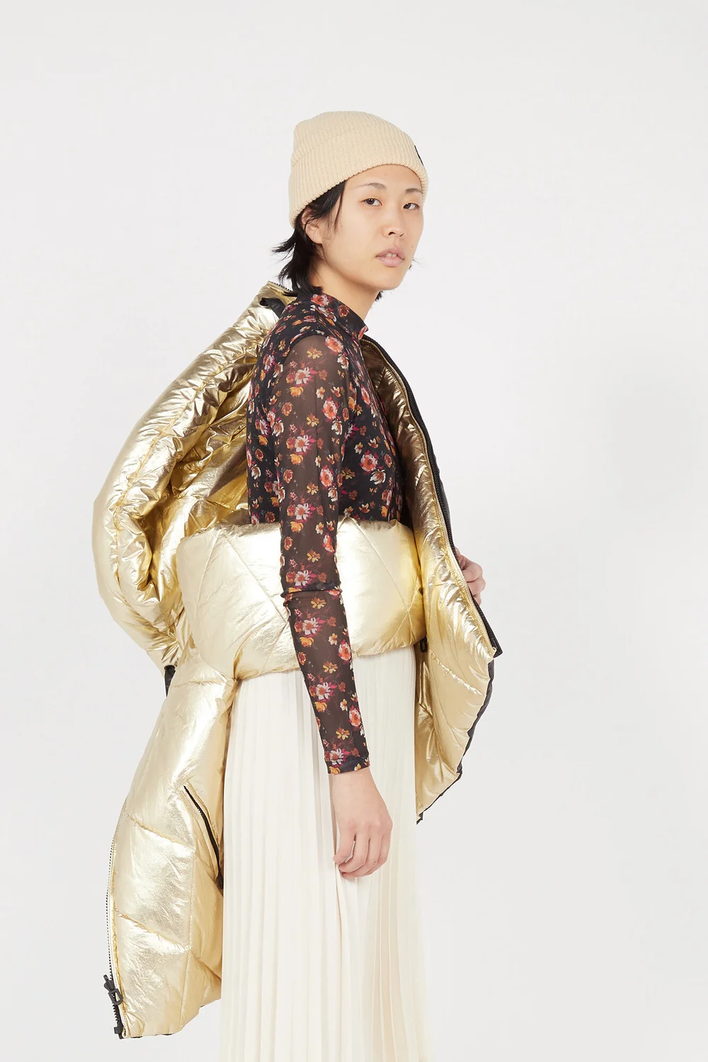 Silhouette de mode en manteau clair et foulard, par Véronique Tarka