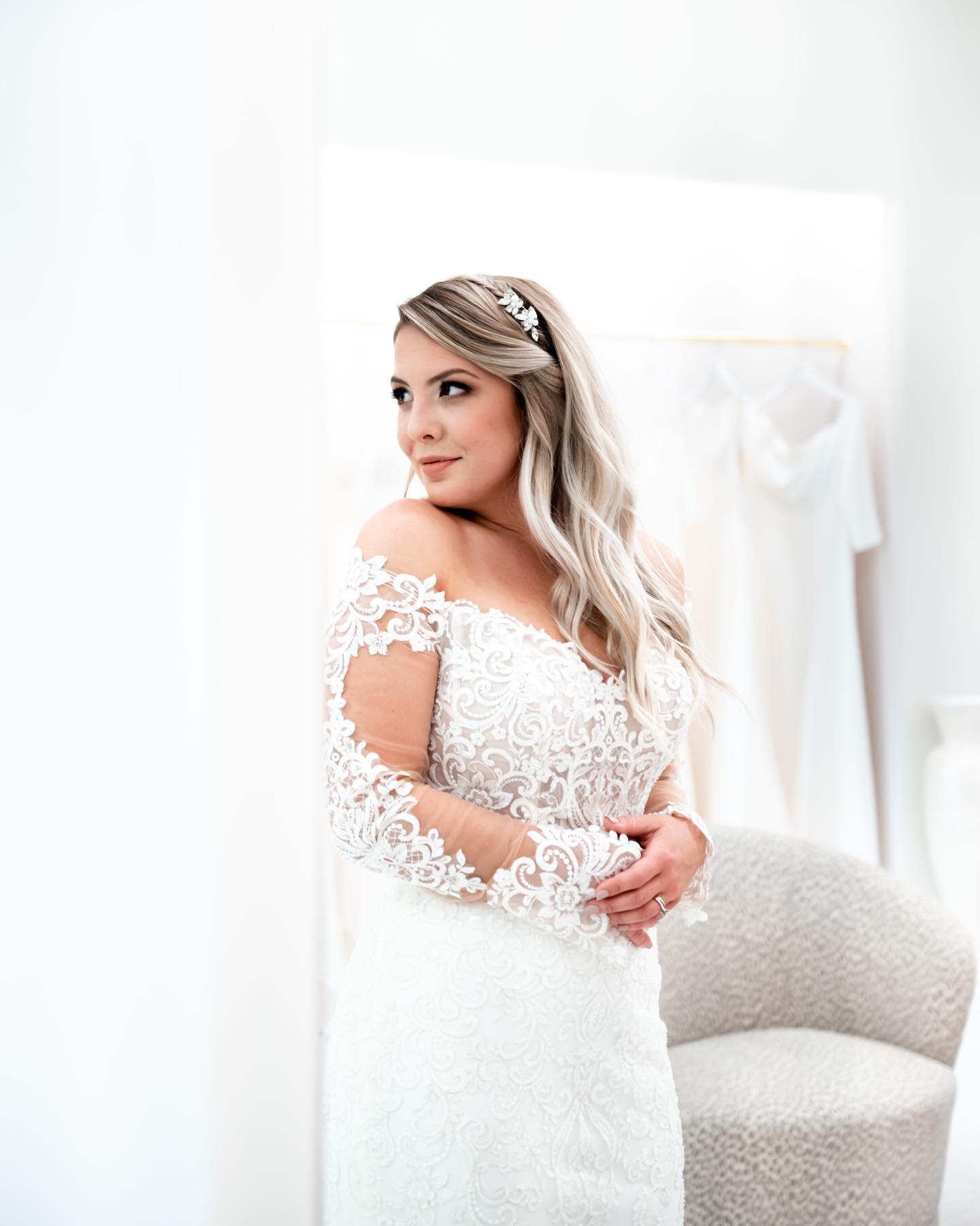 Are you a sleeves kind of gal? We&rsquo;re in love this @sinceritybridal look😍 Come try it on! ⭐️Hair &amp; Makeup by: @chelseamarty ⭐️
.
.
.
.
.
.
. 
.
.
.
.
#ForeverEnchanted
#wedding #bride #bridalshop #weddingdress #lakemary #orlando #brides #ce