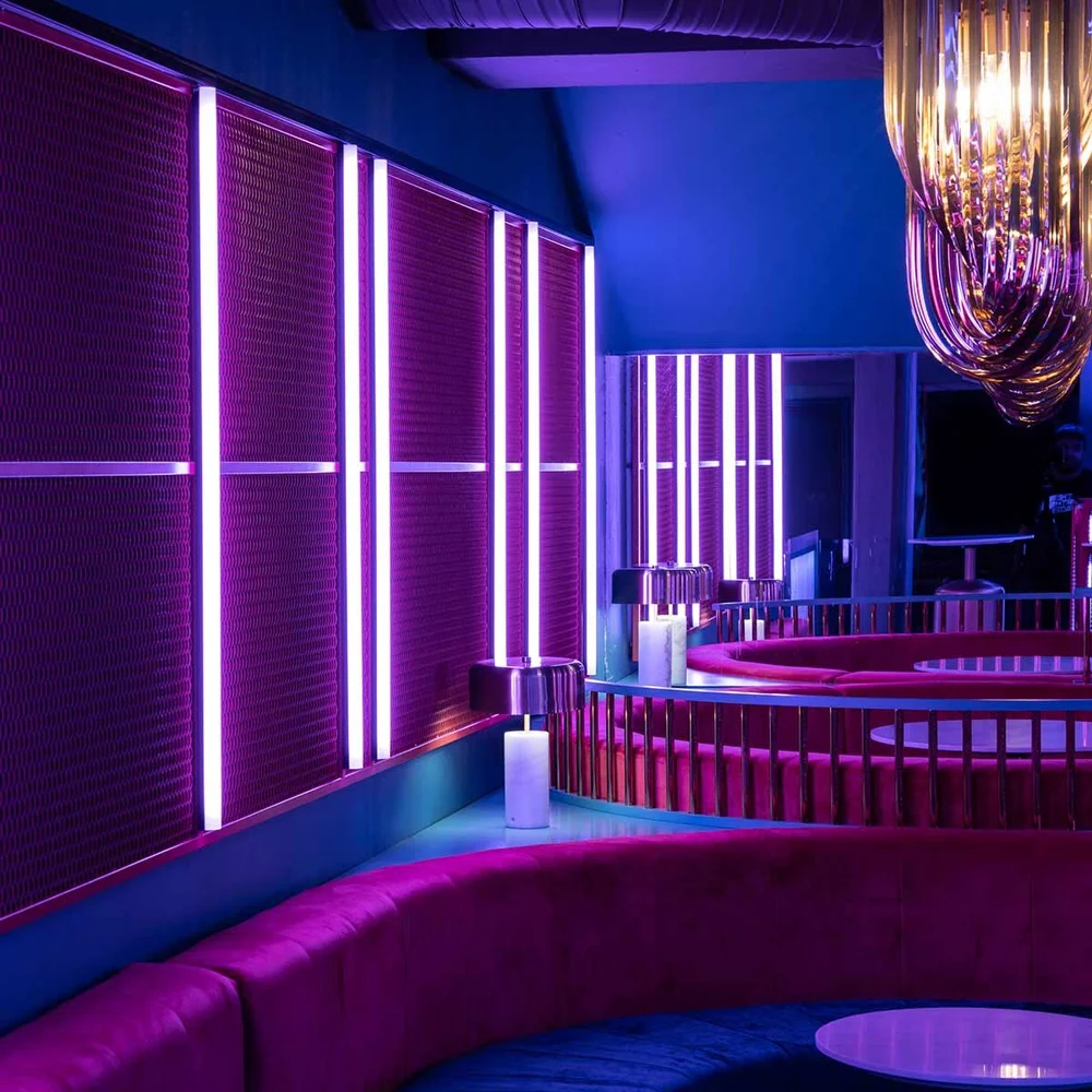 Rosa sofaer i VIP-området hos Tom And Lello i Stavanger