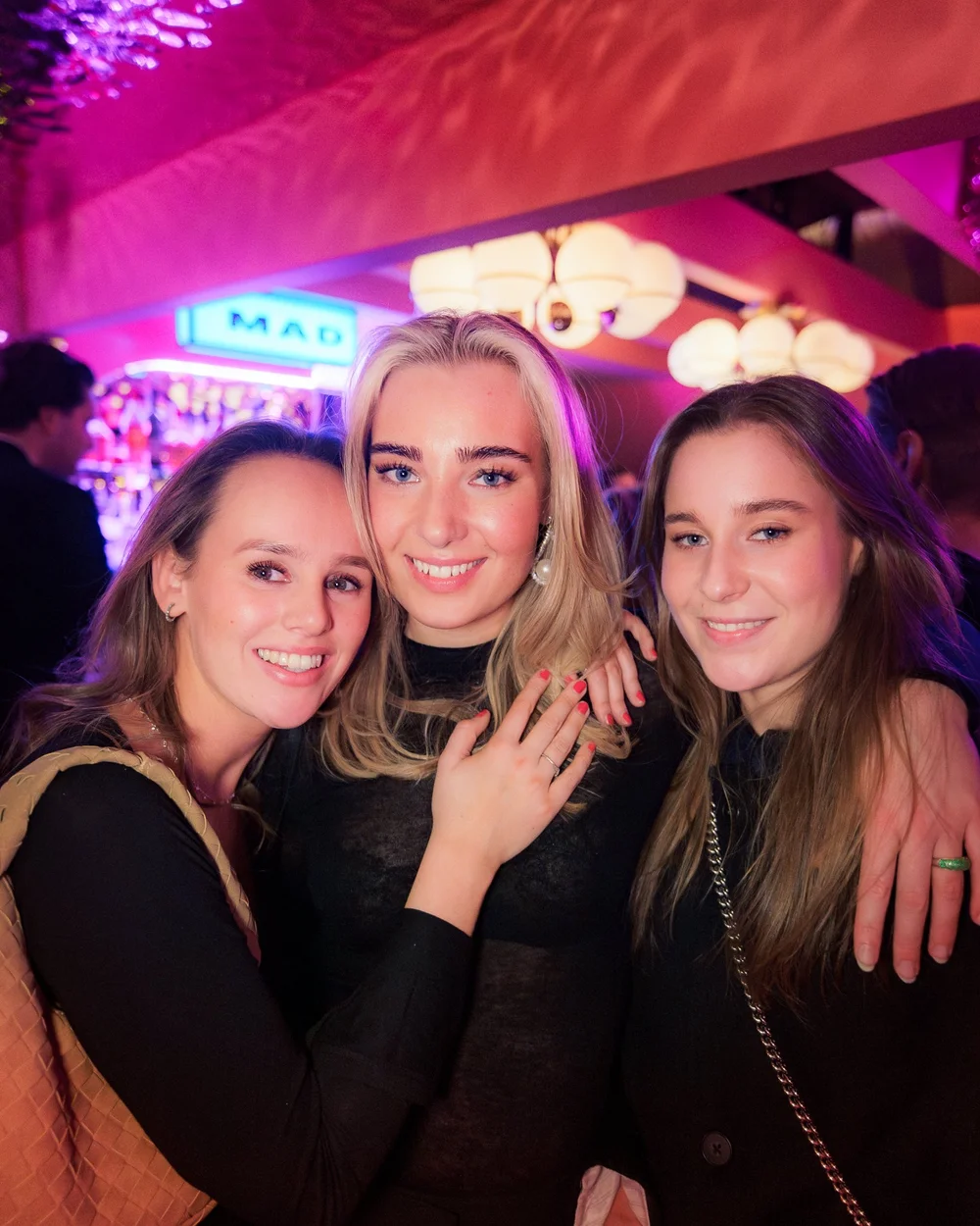 Tre gjester samlet i MAD APE Bar i Stavanger