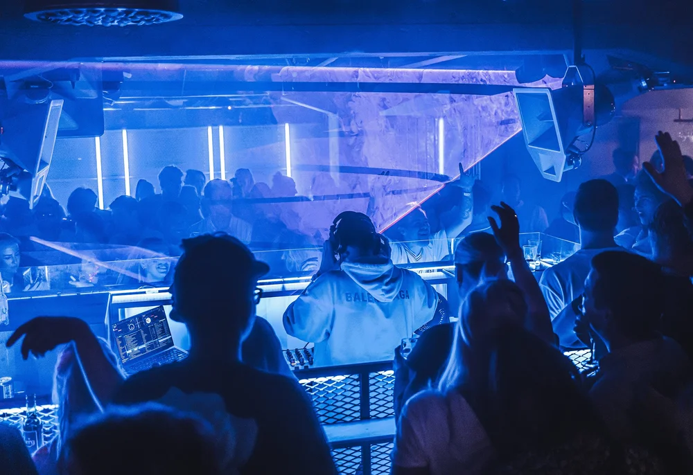 DJ og gjester i nattklubben hos Tom And Lello i Stavanger