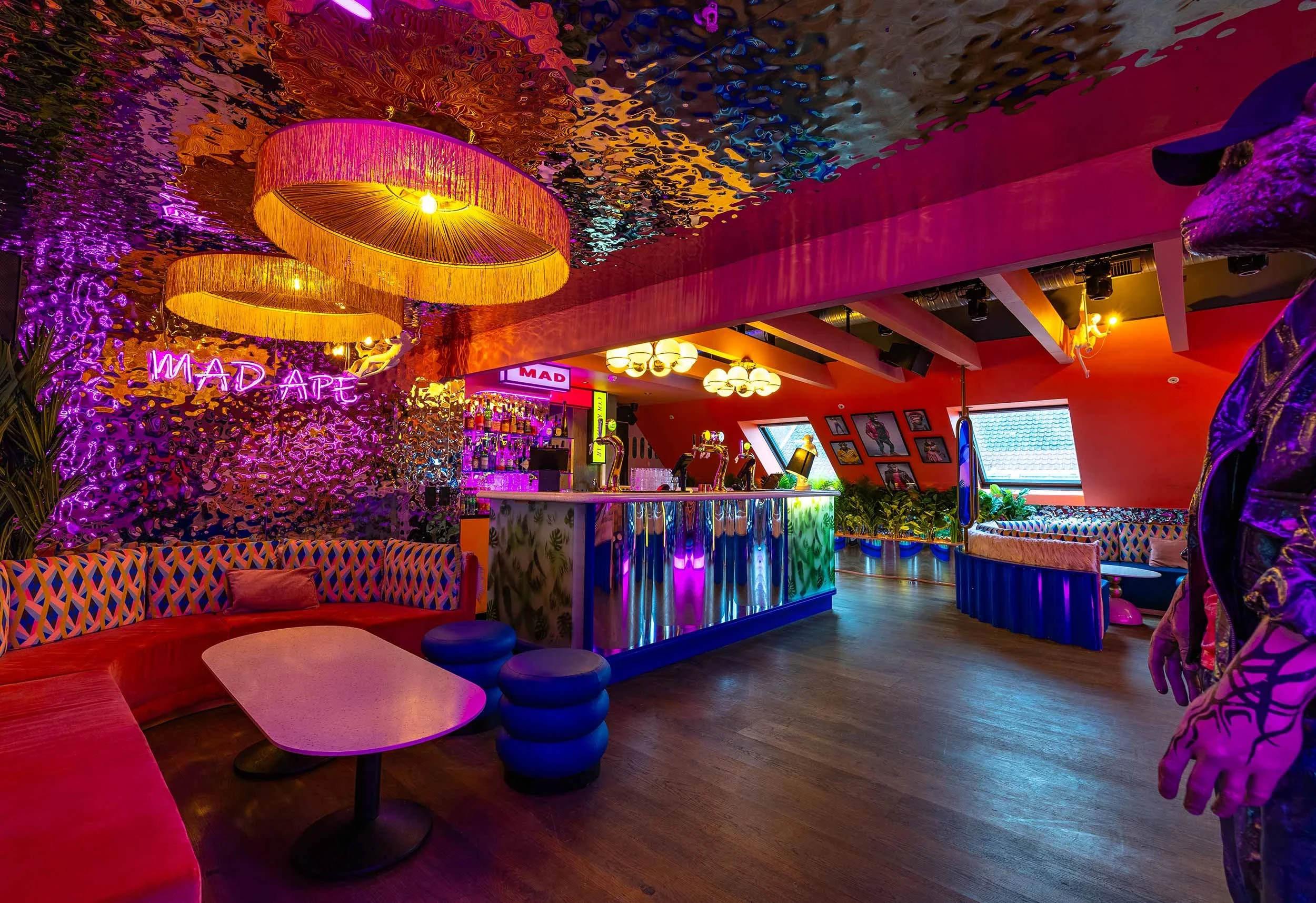 MAD APE Bar i Stavanger med neon, fargerike sittegrupper og metallisk bardisk