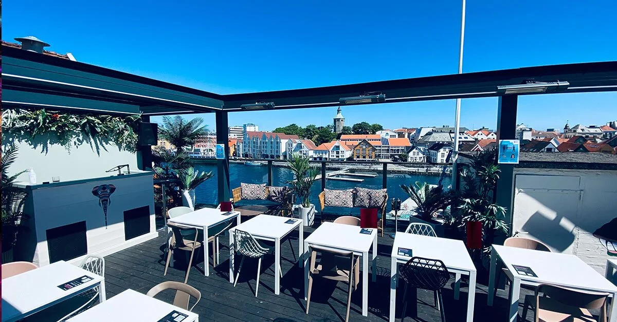 Takterrasse hos Tom And Lello i Stavanger med utsikt over Vågen og lune glassvegger..jpg