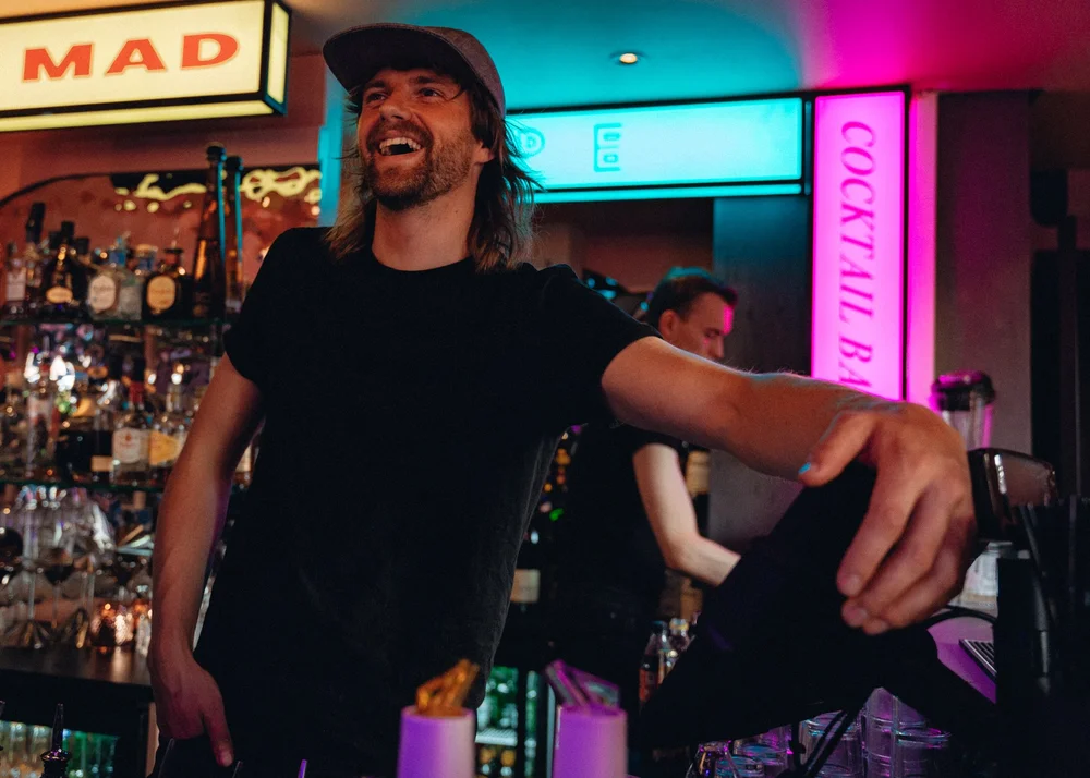 Bartender bak baren i MAD APE hos Tom And Lello