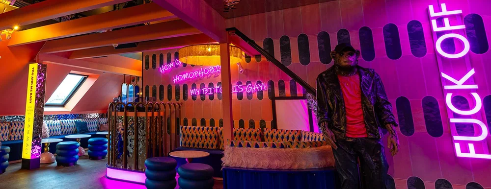 MAD APE-interiør med neonlys, sittegrupper og apeskulptur