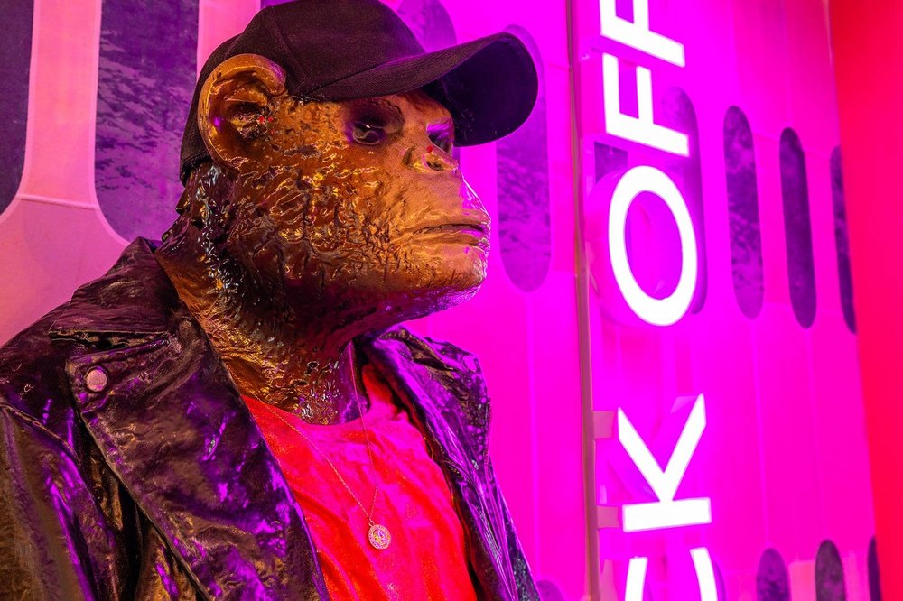 Apeskulptur og rosa neonlys i MAD APE hos Tom And Lello