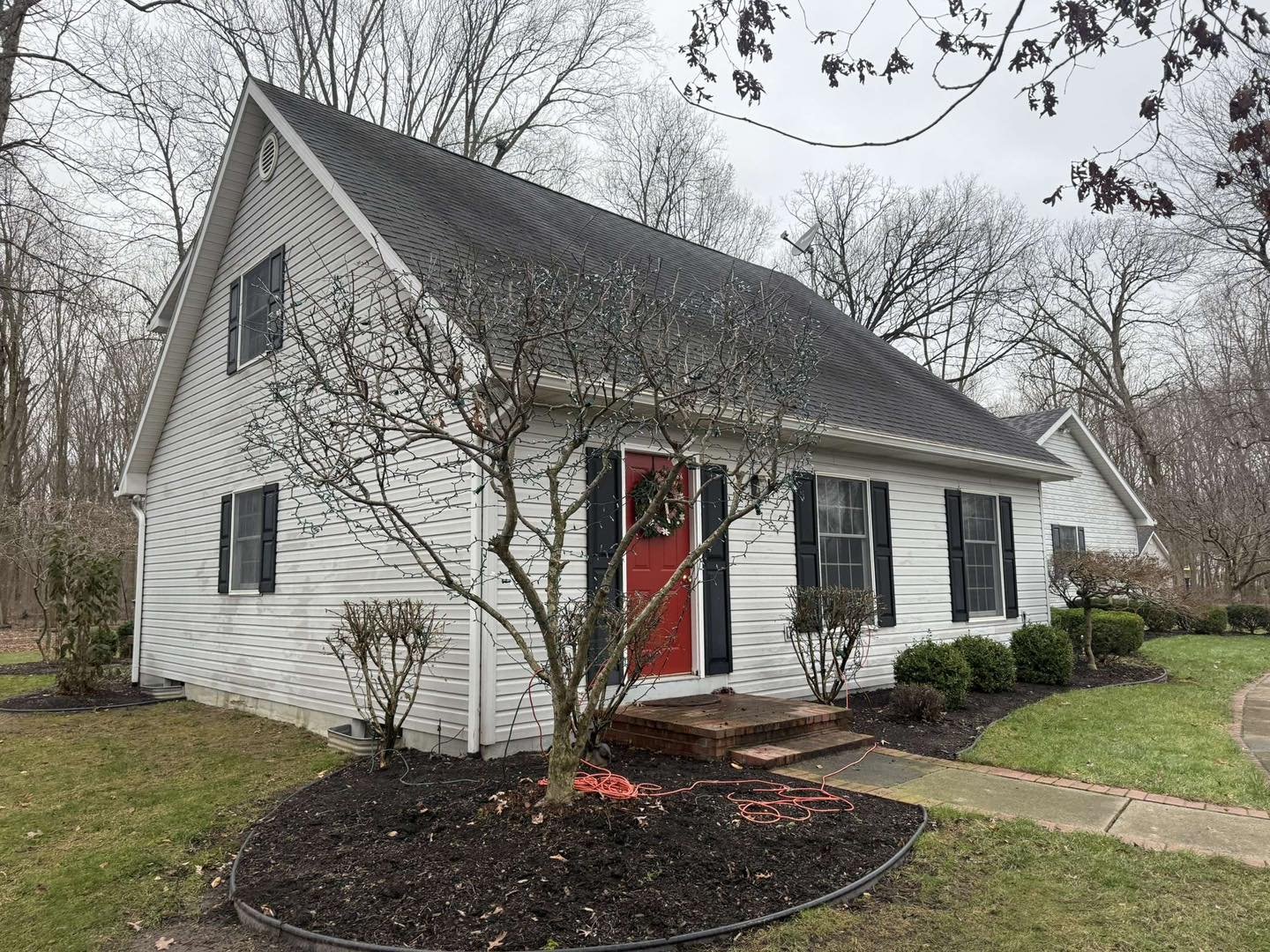 Even in December, some days are warm enough for us to continue helping our clients keep their homes looking their best! ✨ Today, we had the pleasure of completing two house washes!

A freshly cleaned exterior is the perfect way to wrap up the year, w