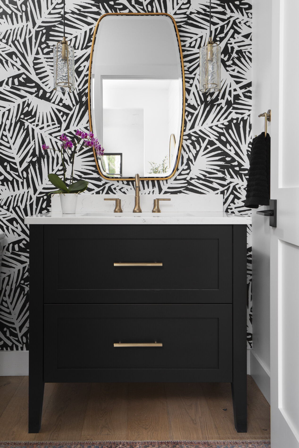 Black and White Bathroom Design for Everyday Beauty