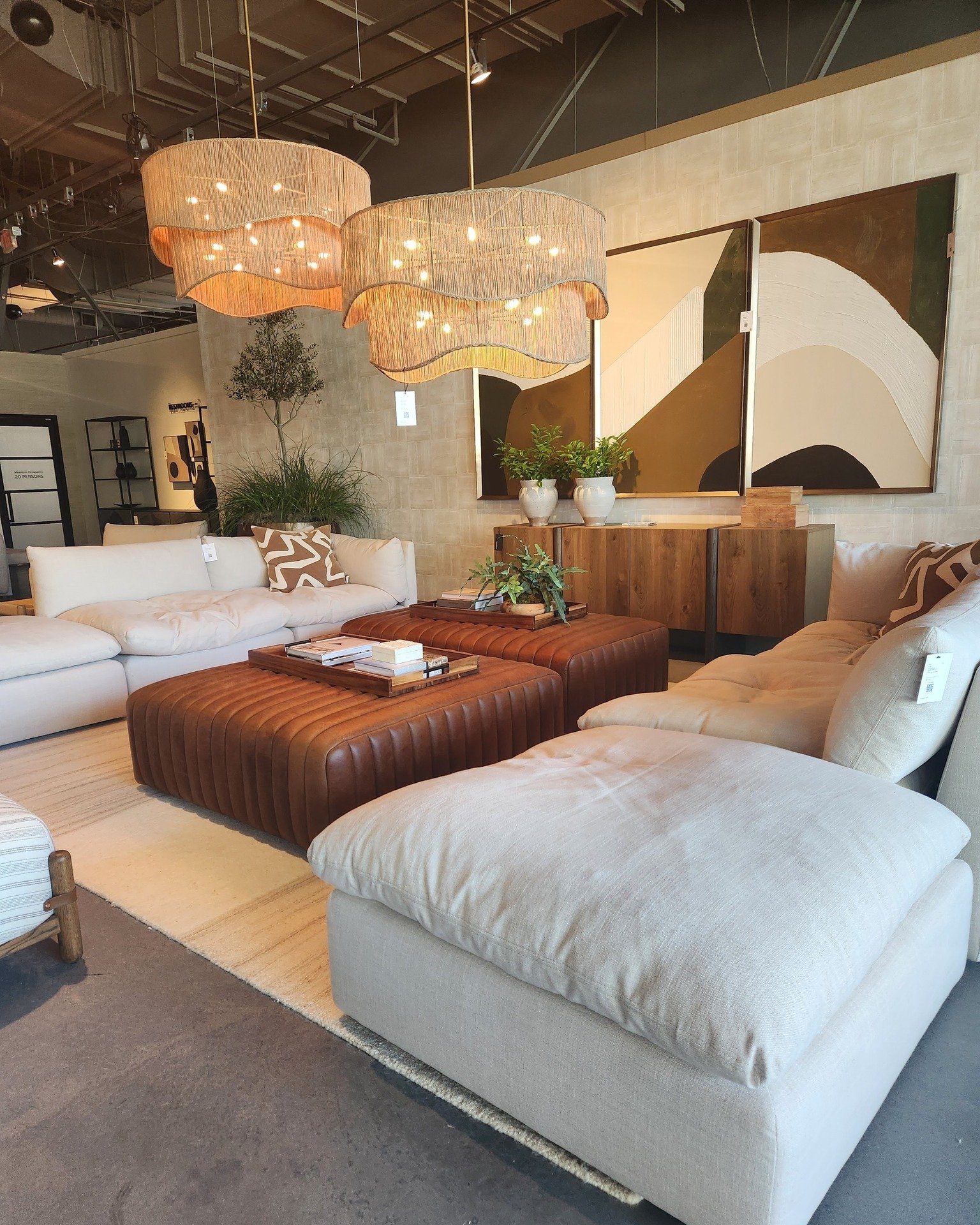 ✨High Point Highlight ✨ I was at Market for 4 days and I think I walked almost 20k steps everyday! I really enjoyed the @sunpan showroom, they had many amazing pieces. Here are just a few that caught my eye 😀
 #sunpan #highpoint #HighPoint #highpoin