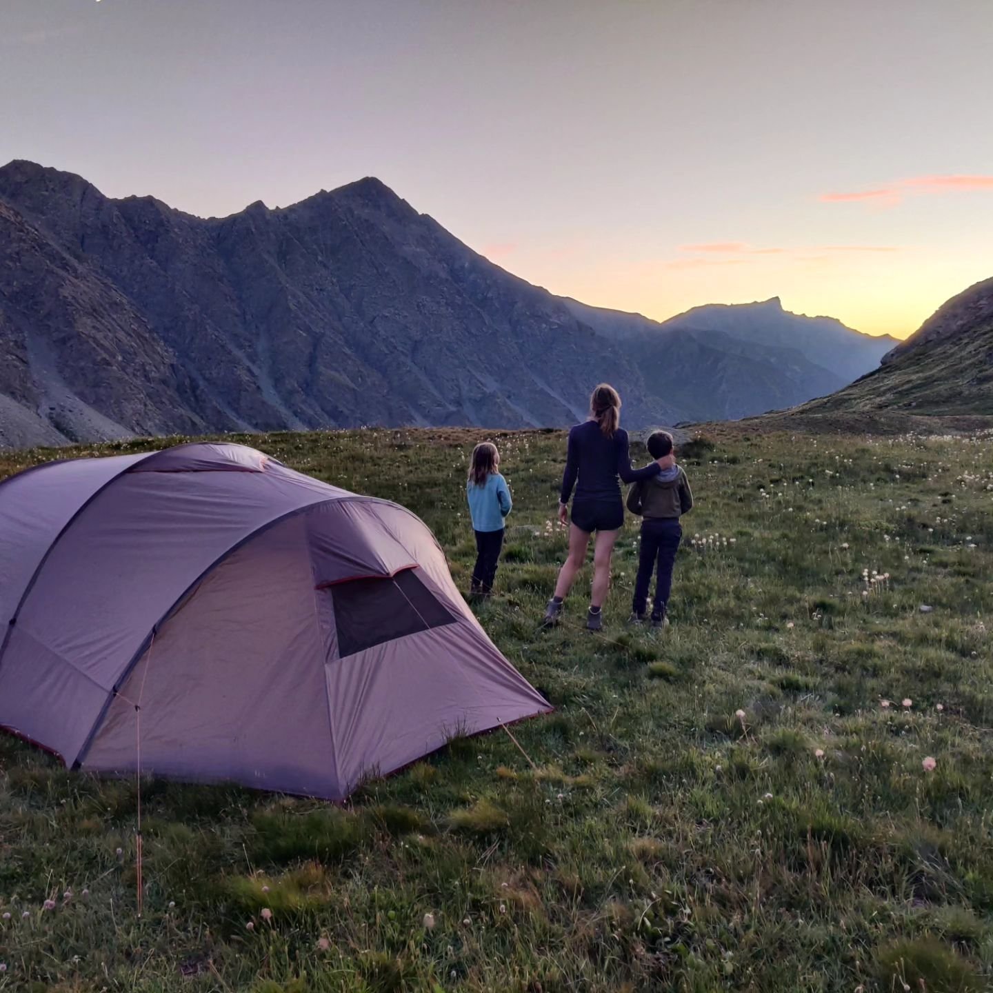 Wildkamperen in de bergen is een van de mooiste dingen die er is. We gingen deze keer niet eens zo ver. We pakten onze spullen en wandelden een stukje het pad op, op zoek naar een mooie zonsondergang en een plek voor onze tent. Eenvoudig maar onverge