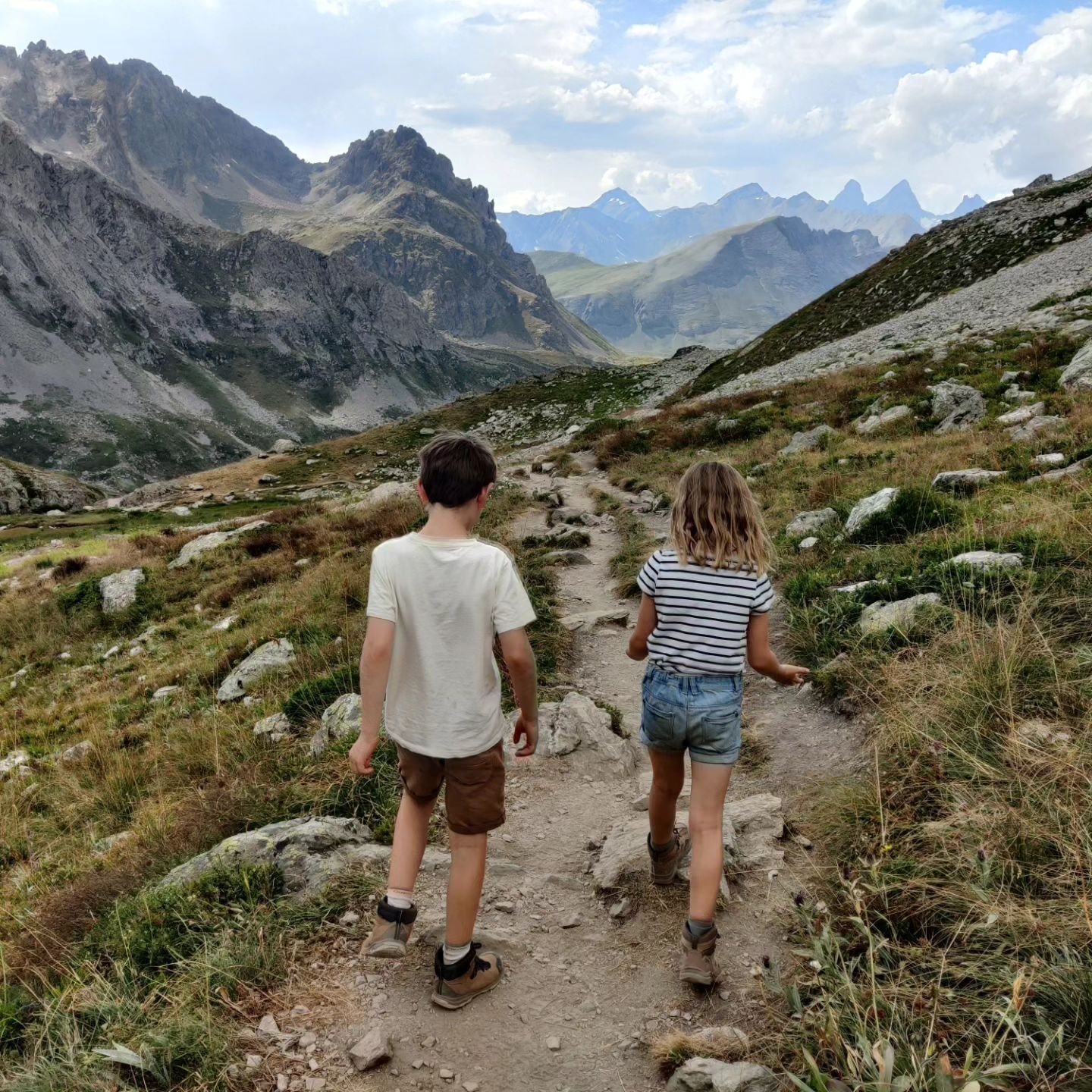 Nog een laatste wandeling in de Alpen, naar Lac des Cerces, bij col de Galibier. Eerst schijnt de zon, maar op de terugweg zien we een groot onweer achter ons. We moeten ons haasten en stevig doorstappen om op tijd weer aan de auto te geraken. We ger