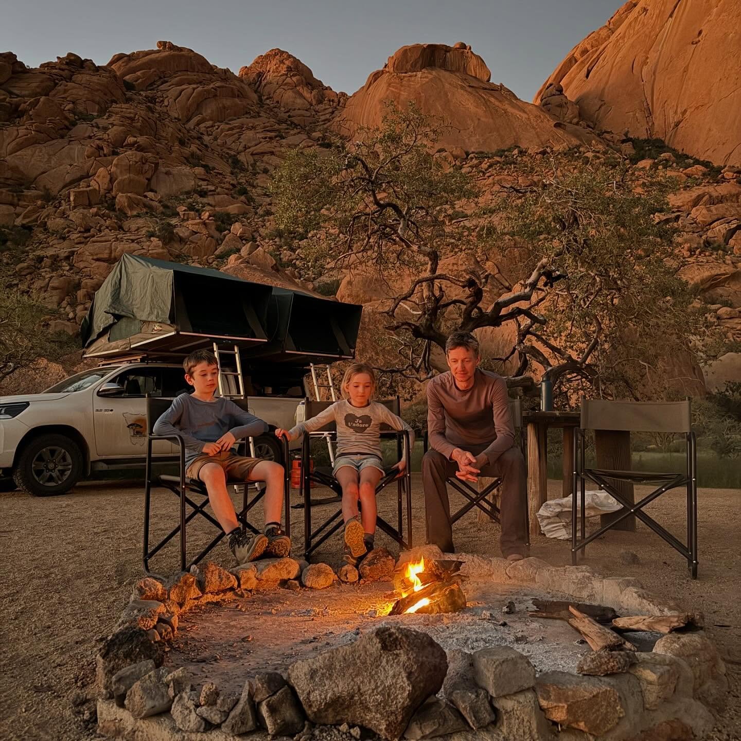 Kamperen in de daktent bij Spitzkoppe was een van de hoogtepunten voor ons in Namibi&euml;. Je kampeert er op een camping maar eigenlijk sta je te midden van waanzinnige natuur zo goed als alleen. Rotsen om op te klimmen, onvergetelijke zonsondergang