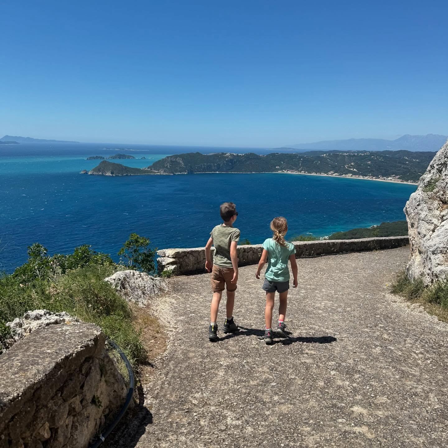 Corfu is zo&rsquo;n ongelofelijk mooi wandeleiland. Het is heel groen (we hadden ook wel wat regen in mei dus dat verklaart veel) en staat vol bloemen en mooie planten. De uitzichten zijn fantastisch. De wandelpaden gaan heel vaak met zicht op zee of
