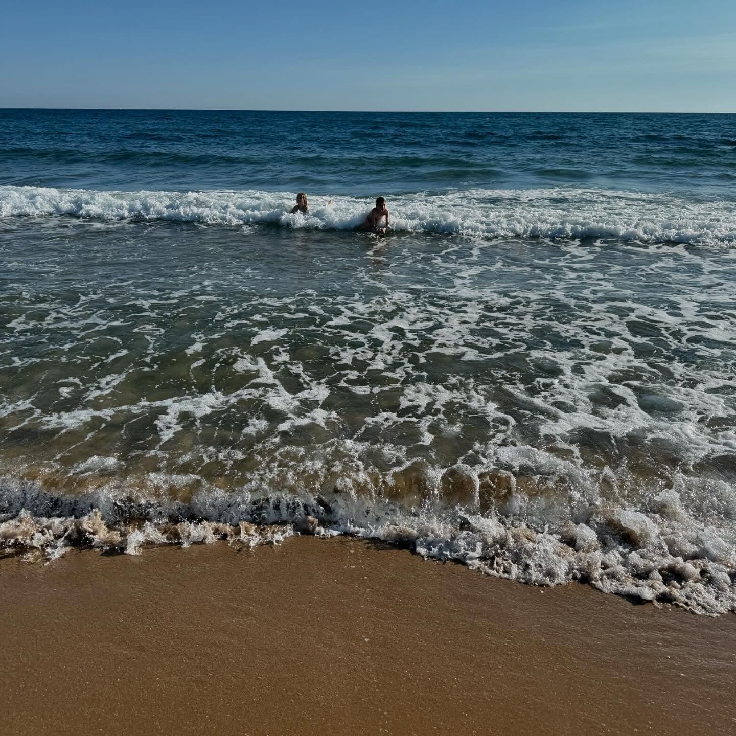 De heerlijkste zwemplekjes op Corfu. Want als er veel gewandeld wordt, moet er ook veel gezwommen worden, in de baaien die we onderweg tegenkomen of als verkoeling achteraf. 
Het UV-werende badpak is van @suryaswimwear_ 
#corfu #corfumetkinderen #rei