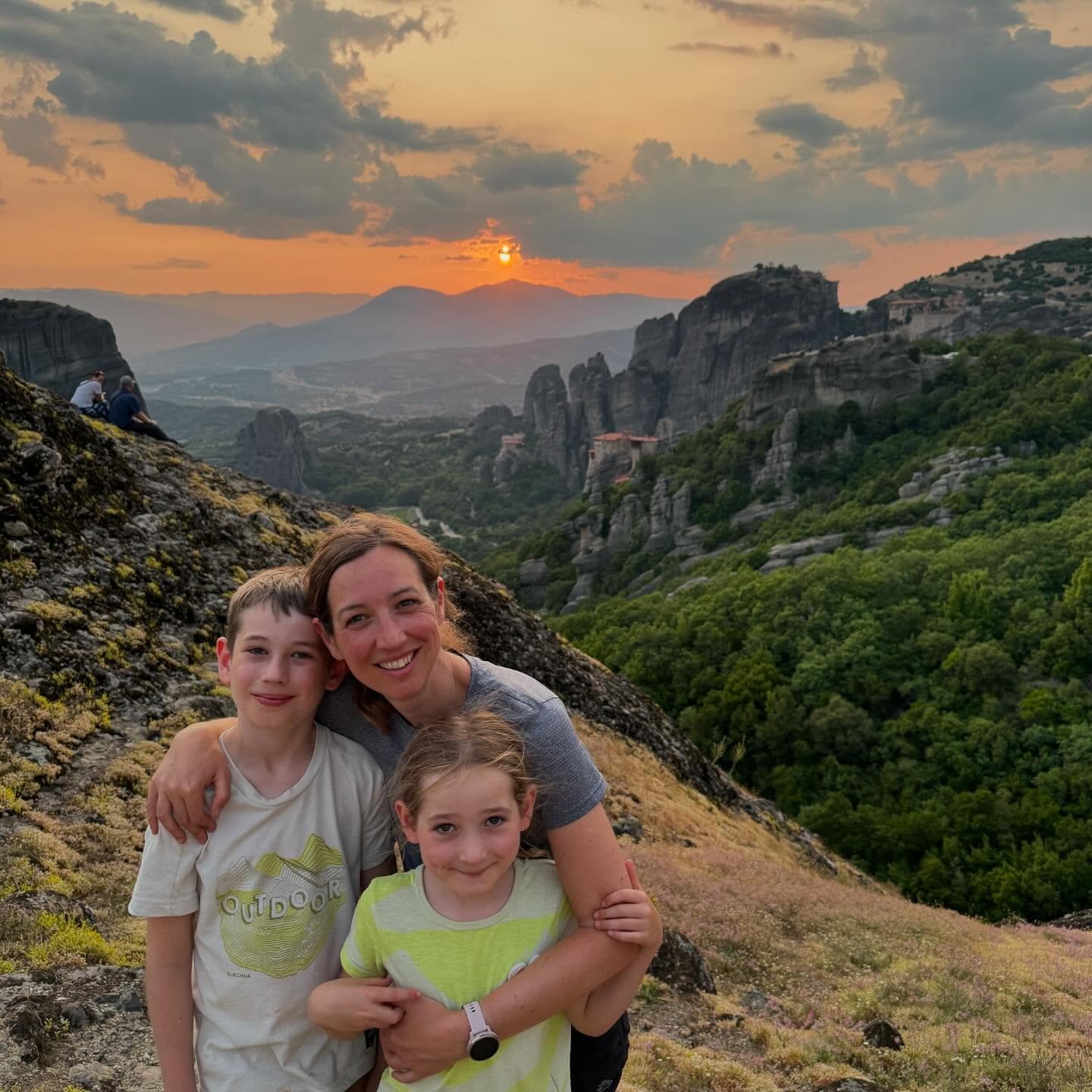 Meteora in Noord-Griekenland is toeristisch en druk bezocht maar ook heel speciaal en indrukwekkend. Wij waren heel erg onder de indruk. We wandelen &lsquo;s avonds, toen alle kloosters al dicht waren, tussen de kloosters door. We waren er zo goed al