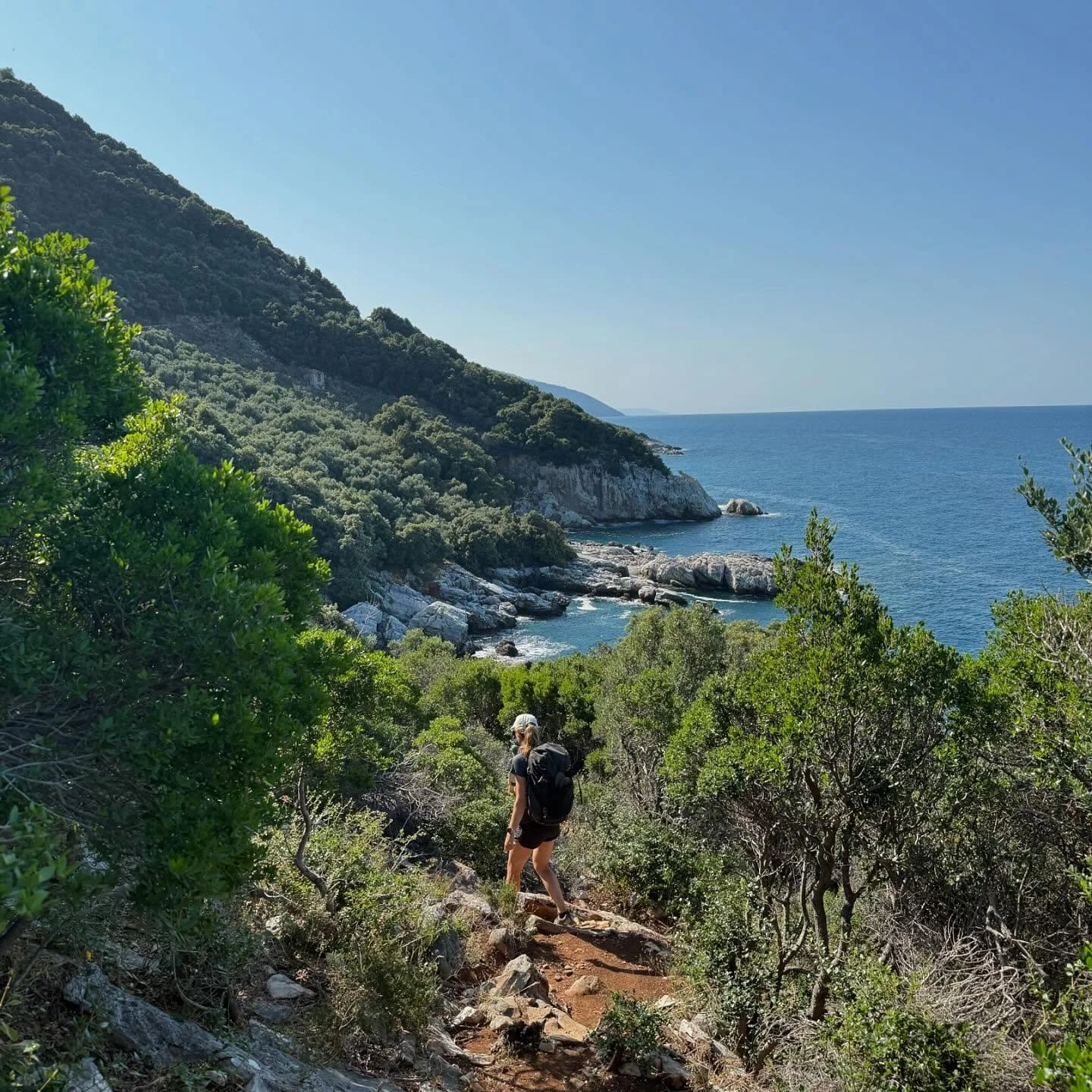We zijn een beetje blijven plakken op het Griekse schiereiland Pelion. Niet omdat er nu zo bijster veel te doen is. Wel omdat we altijd weer een nieuwe mooie plek vonden om te kamperen, te wandelen, te kajakken of te zwemmen. Het is de stilte en de r