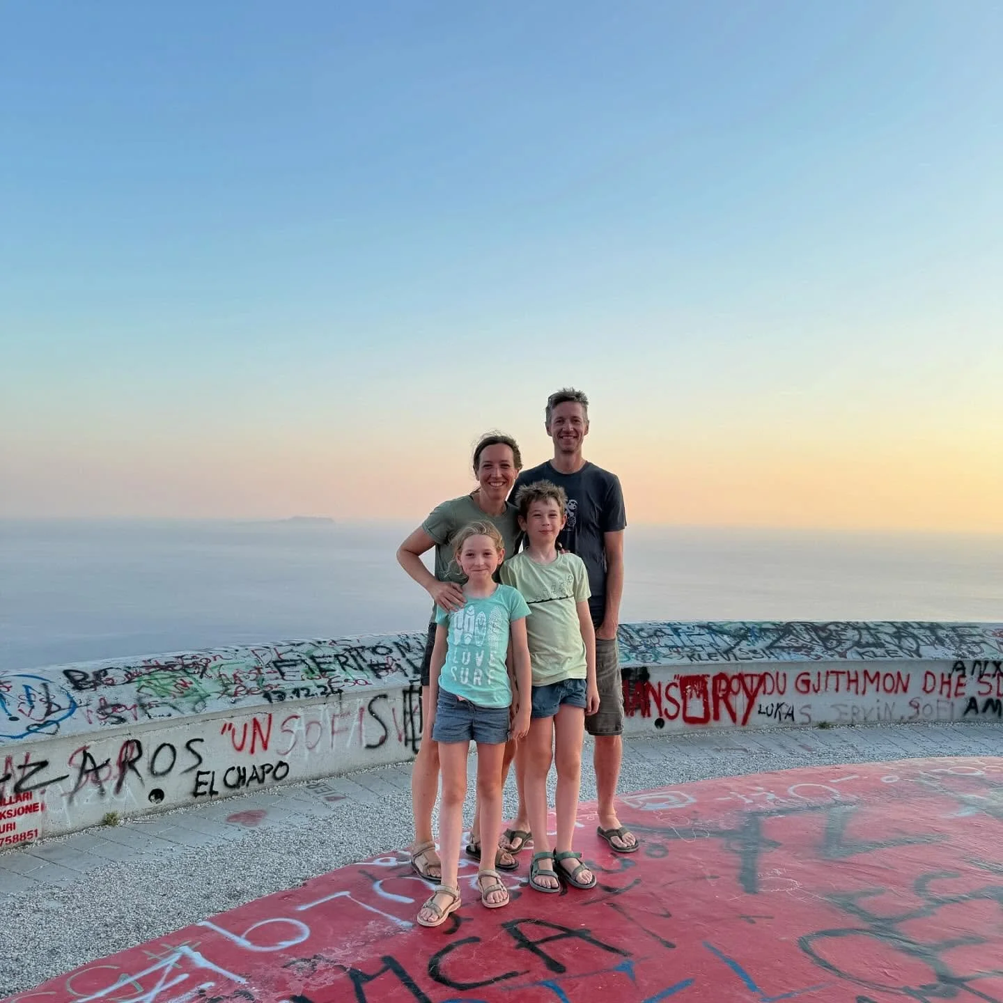 Zuid-Albani&euml; is een plek met veel contrasten. De kust wordt volgebouwd en volgestouwd dus plekken waar je rust vindt, zijn steeds moeilijker te vinden. Maar &agrave;ls je ze vindt, krijg je knalblauw water, heerlijke stranden en een fantastische