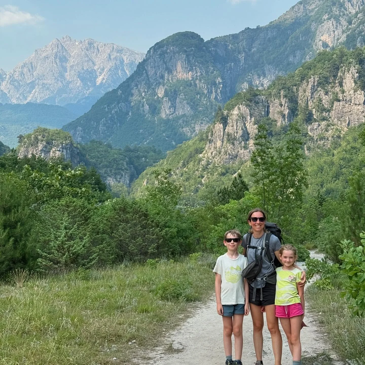 Het bergdorp Theth in het noorden van Albani&euml; is de startplaats voor geweldige wandelingen in de Albanese Alpen. We deden een stuk van de Peaks of the Balkan, klommen naar watervallen en gingen zwemmen in de ijskoude rivier. #albaniemetkinderen 