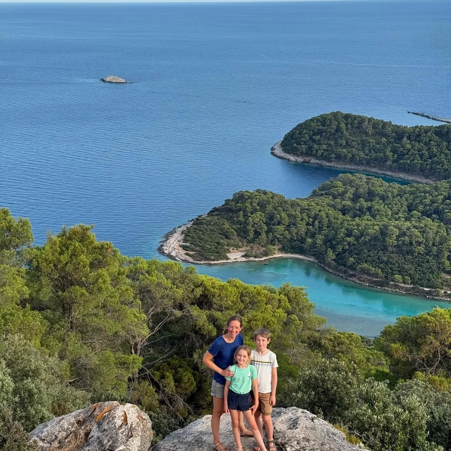 Mljet, een eiland in het zuiden van Kroati&euml;, met een nationaal park dat je te voet, met de fiets of de kajak kan verkennen. En niet eens zo toeristisch! We ontdekten superrustige plekken om te wandelen en te zwemmen, zeekomkommers en twee octopu