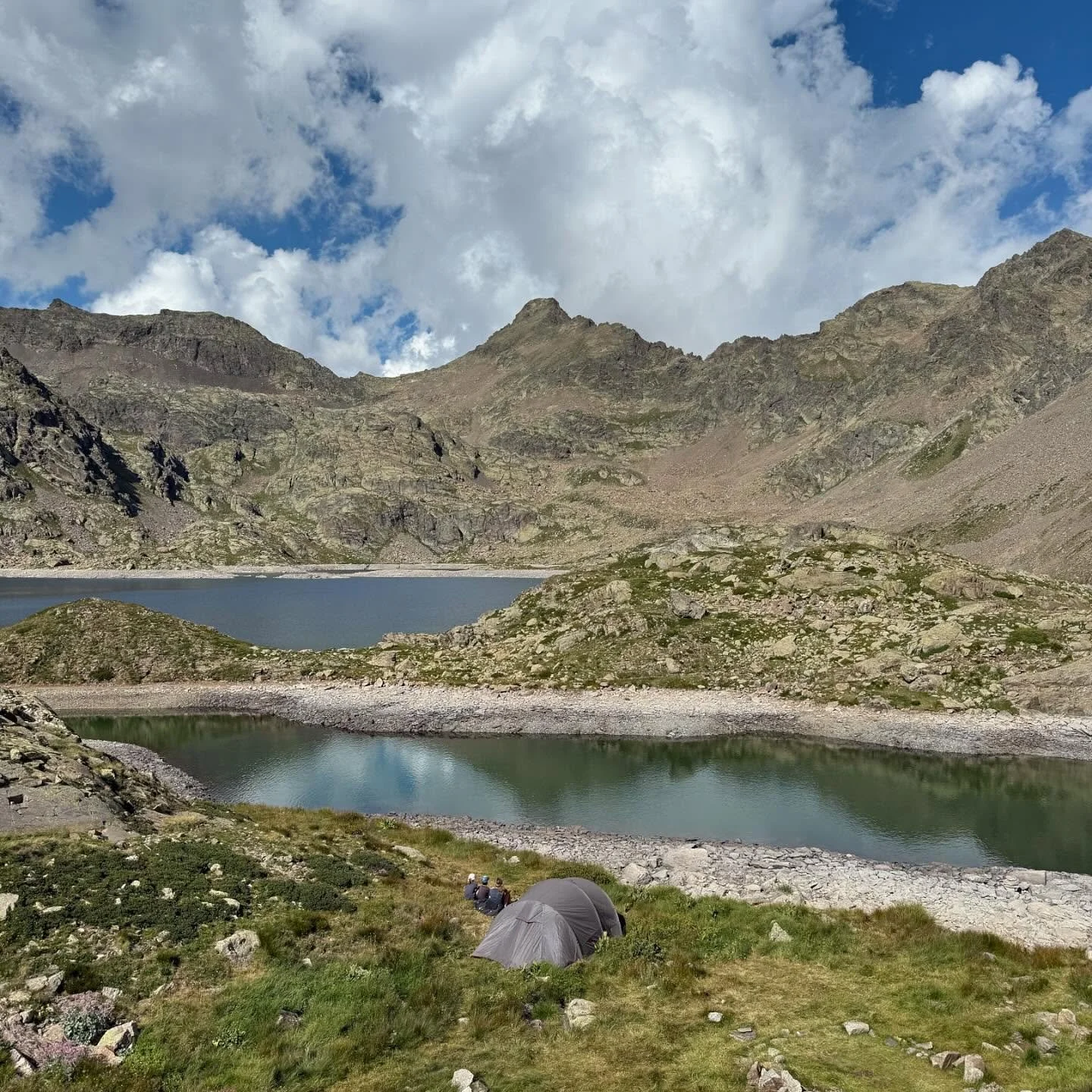 Drie dagen trokken we de bergen in met onze rugzakken en tent. Bijna 40 km gewandeld en 2000 hoogtemeters! We vonden twee waanzinnig mooie plekken om onze tent op te zetten. Slapen op 2500 meter hoogte is het beste wat er is, met de koele berglucht, 