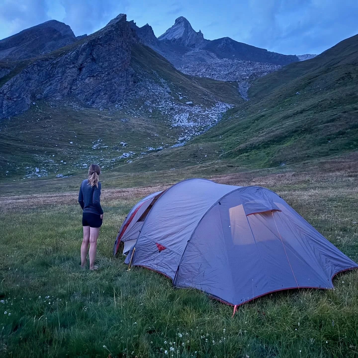 Roadtrippen en slapen op meer dan 2500 meter hoogte 💛 #roadtripwithkids #kamperenindebergen #reizenmetkinderen #roadtripalpen #kamperenmetkinderen