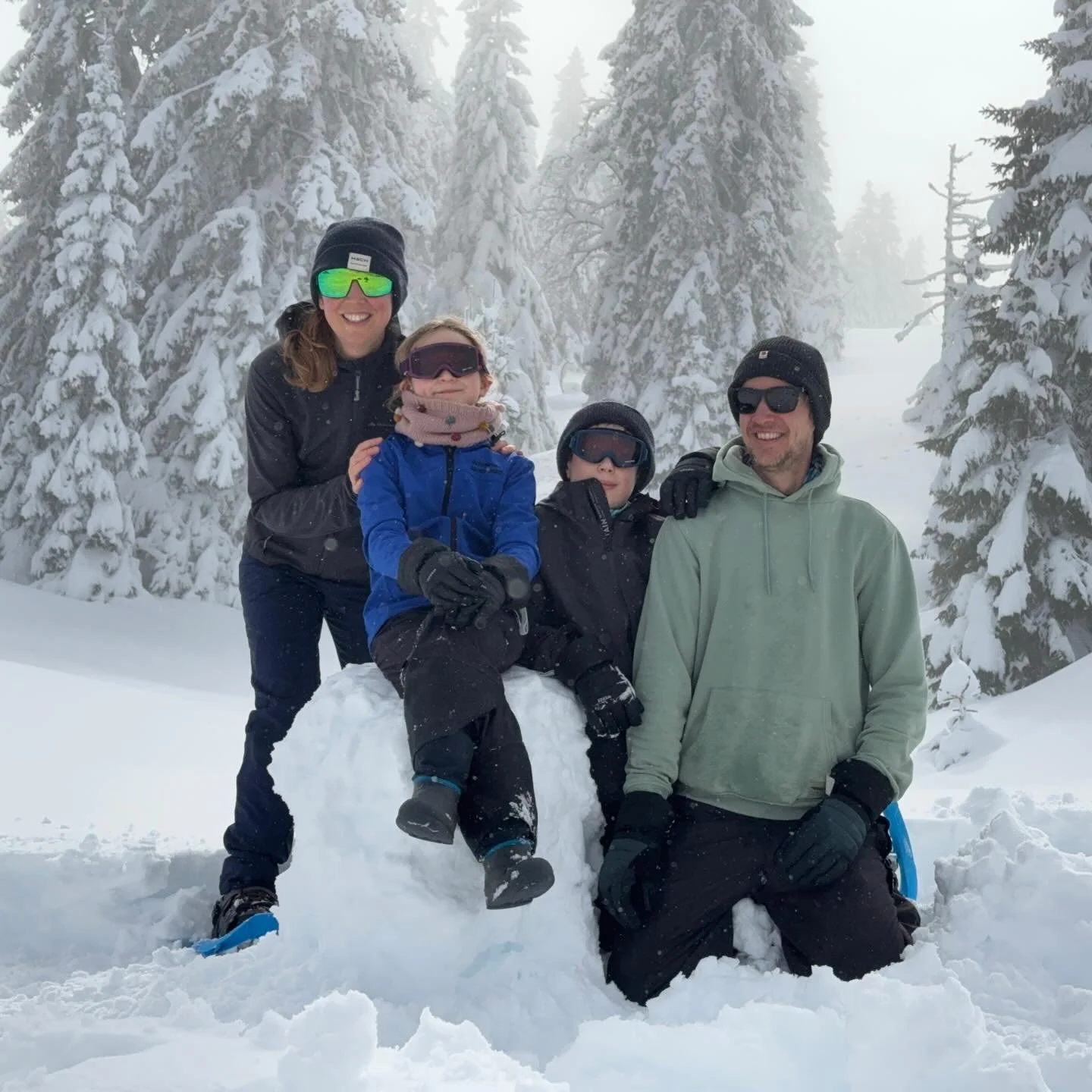 Nog heel hard aan het nagenieten van onze week in de sneeuw! Een week in de mist, het bl&eacute;&eacute;f maar sneeuwen. En dan heel even kwam de zon erdoor (magie!). We deden lange tochten met de sneeuwraketten door de diepe sneeuw, om dan aan te ko
