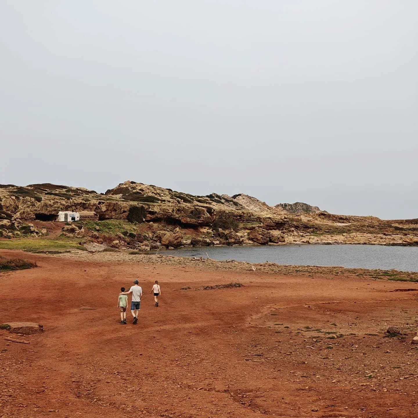 Het eiland Menorca heeft een z&aacute;lig wandelpad: de Cam&iacute; de Cavalls. Da&rsquo;s een trail van 185 km lang de kust, heel het eiland rond. In het noorden van het eiland wandel je langs rode rotsen en prachtige stranden. Wij deden natuurlijk 