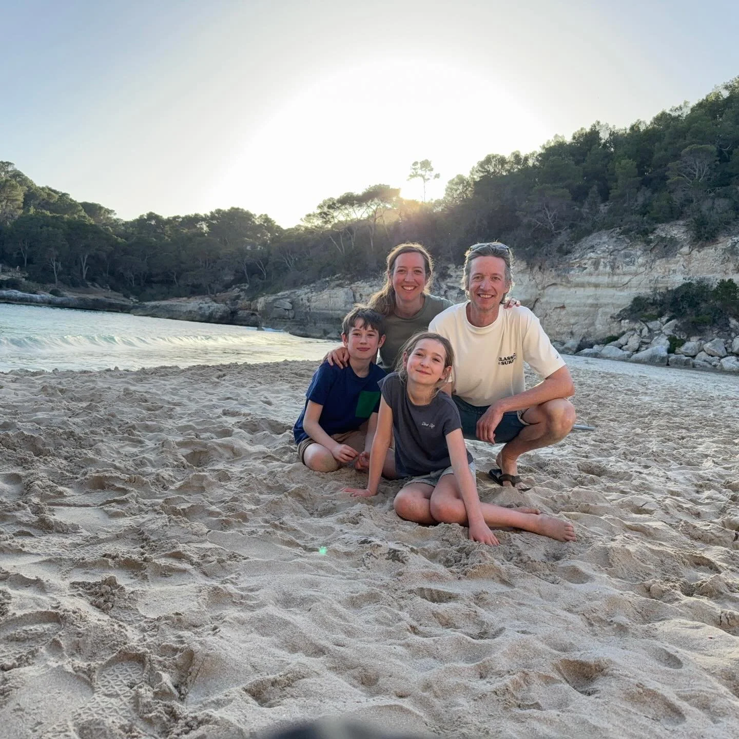 In het zuiden van Menorca zien de kleuren er heel anders uit. Niet het rode zand van het noorden maar knalblauwe zee en parelwitte stranden. Ook hier wandelen we stukken van de Cam&iacute; de Cavalls. Altijd met zicht op zee, langs rustige wandelpade