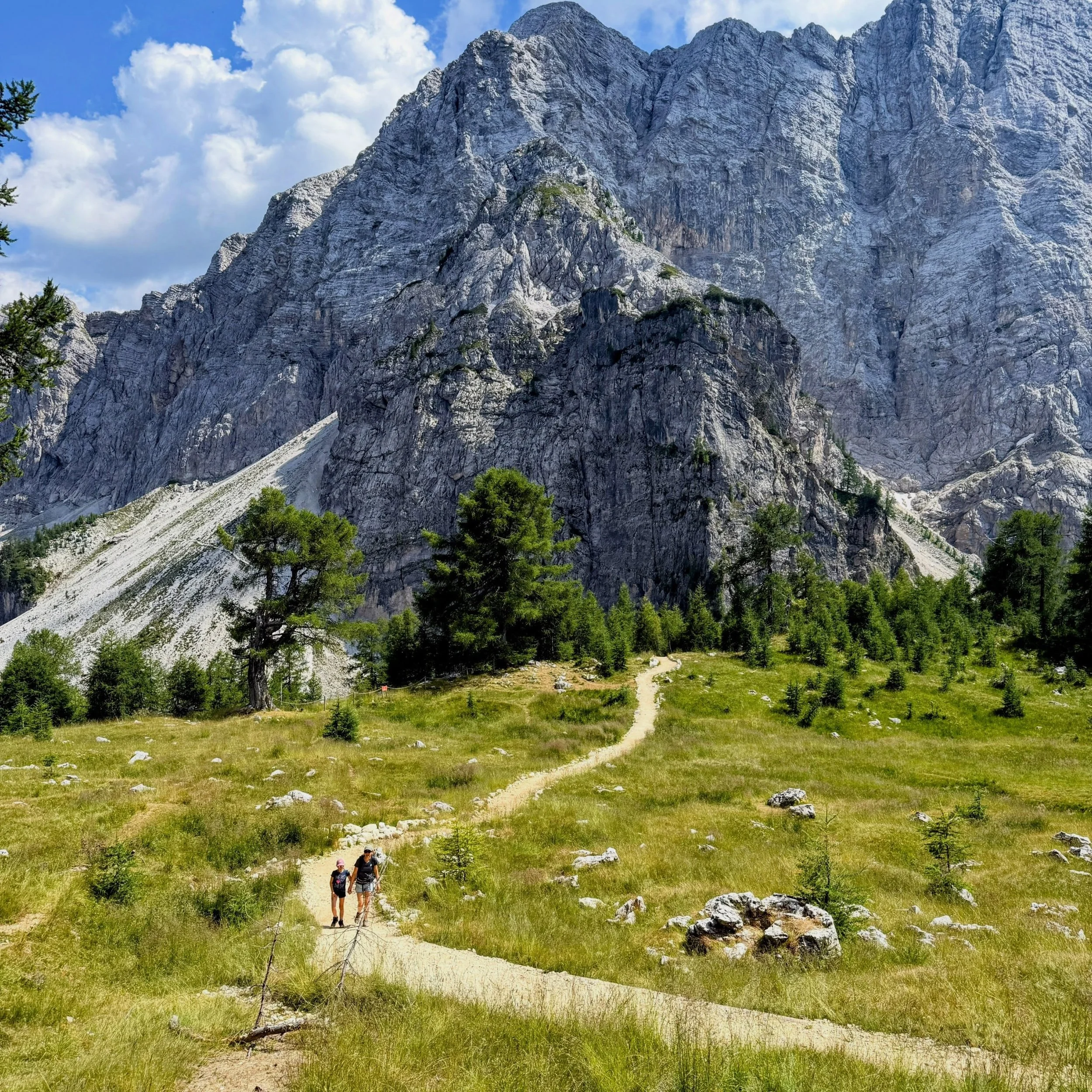 Die hoge toppen, dat is het Triglav nationaal park. En we wilden er ook een rivier bij, dat werd de Soca. Ijskoud is ze, maar die kleuren! Onze roadtrip van deze zomer start in Sloveni&euml;! #roadtripwithkids #reizenmetkinderen #kamperenmetkinderen 